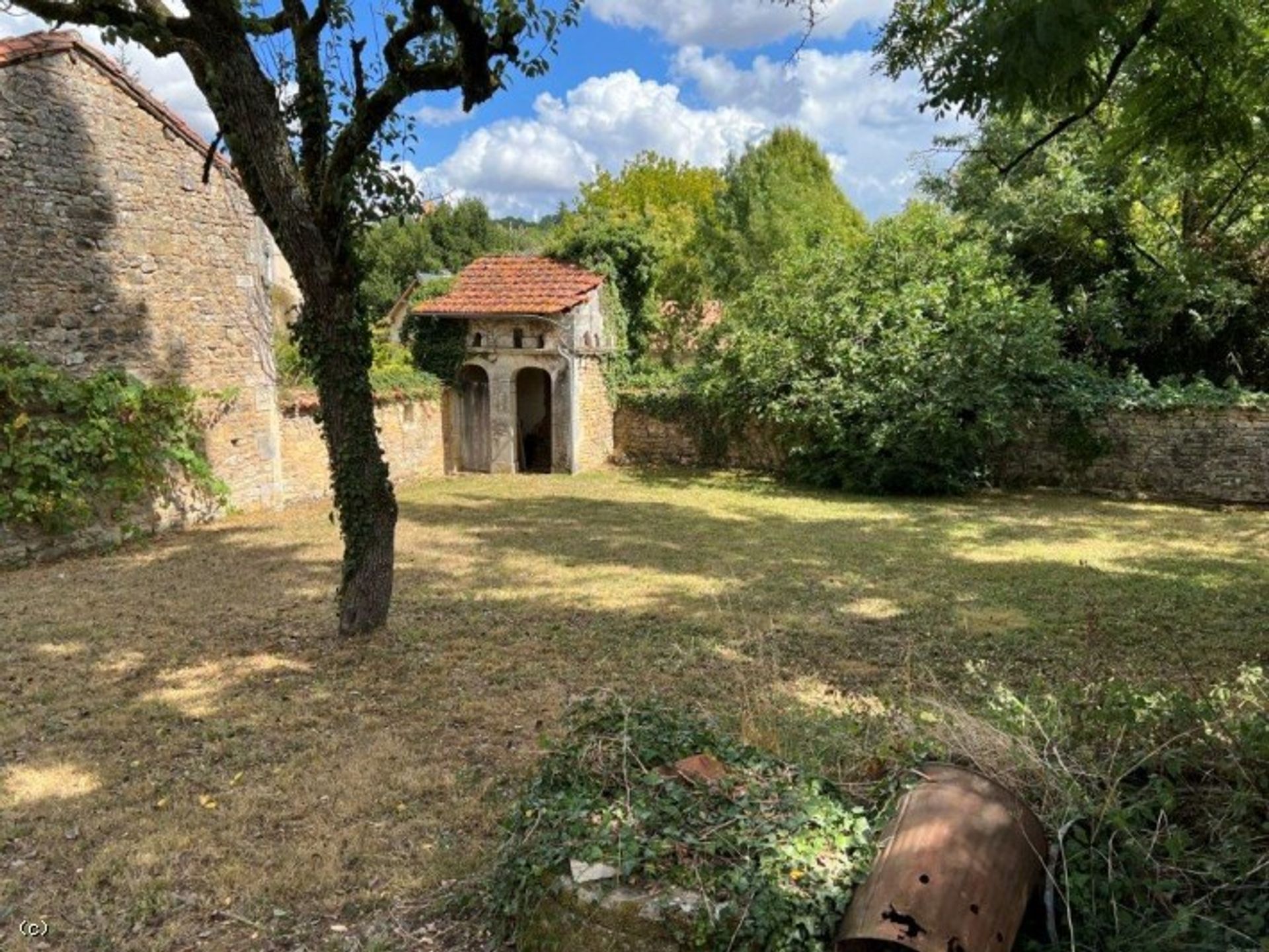 मकान में Nanteuil-en-Vallée, Nouvelle-Aquitaine 10901968