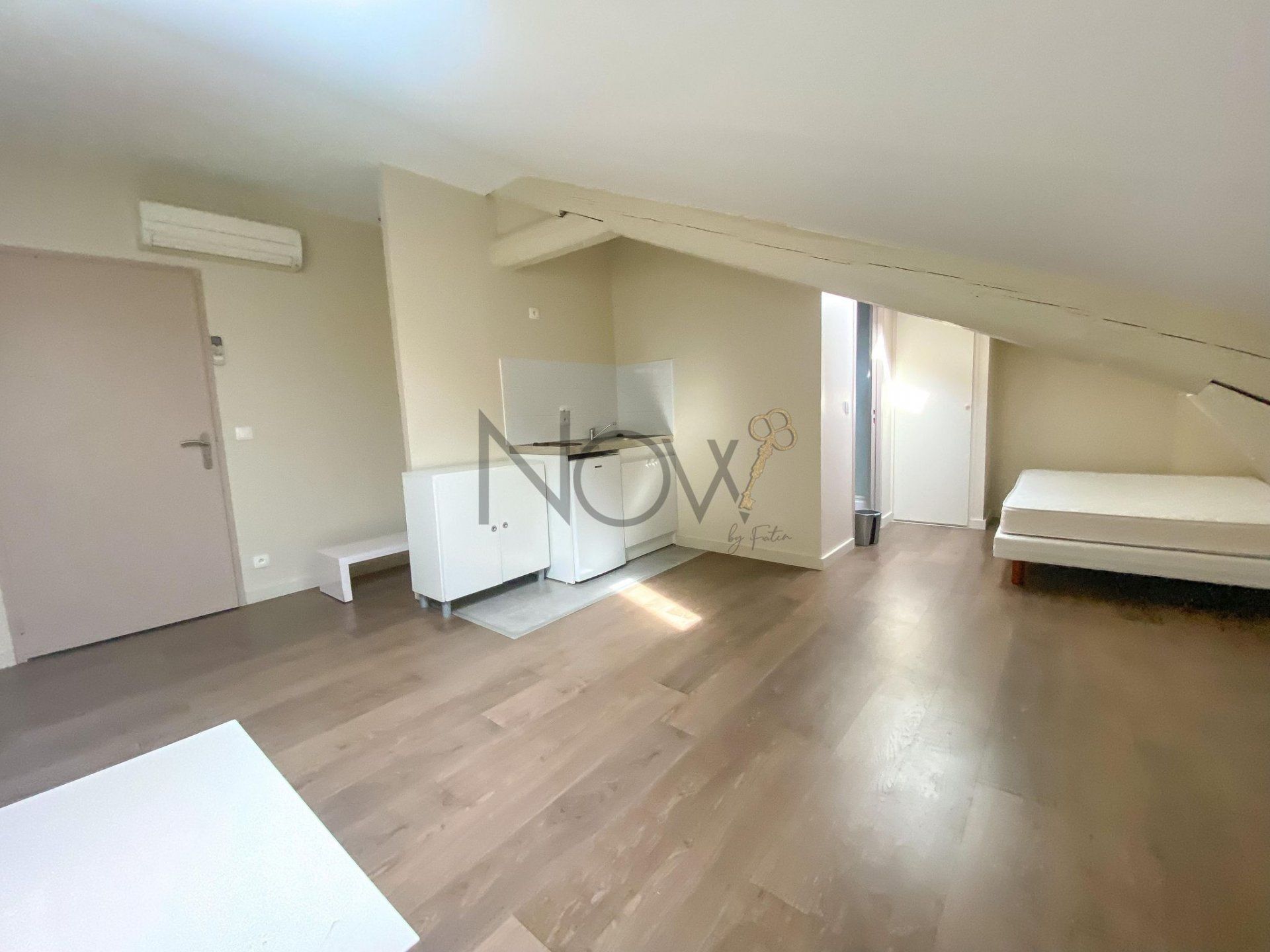 Condominium in Avignon, Provence-Alpes-Cote d'Azur 10902981