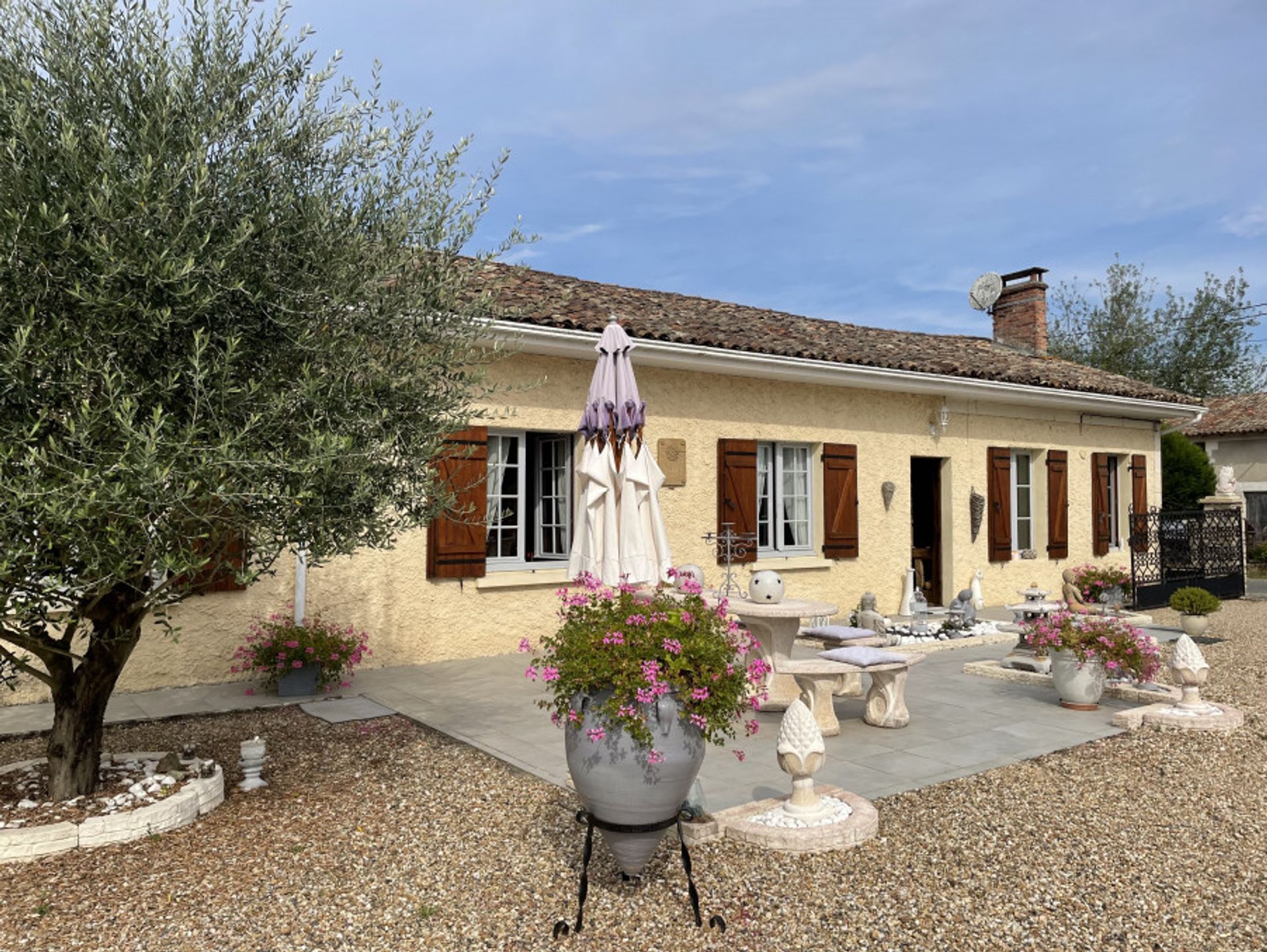 House in Montpon-Ménestérol, Nouvelle-Aquitaine 10906630