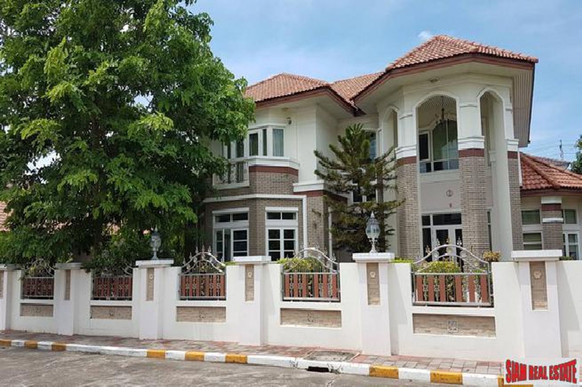 House in Ban Khlong Samrong, Samut Prakan 10917991