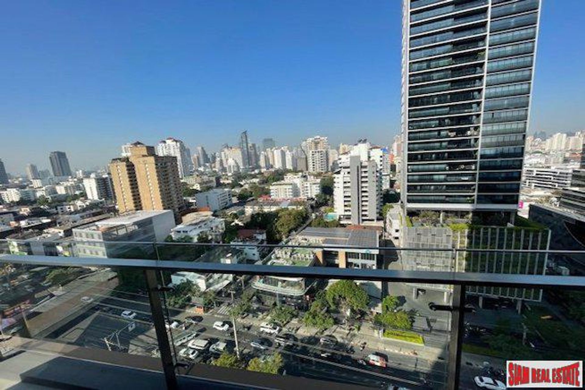 Condominium in Watthana, Krung Thep Maha Nakhon 10918063