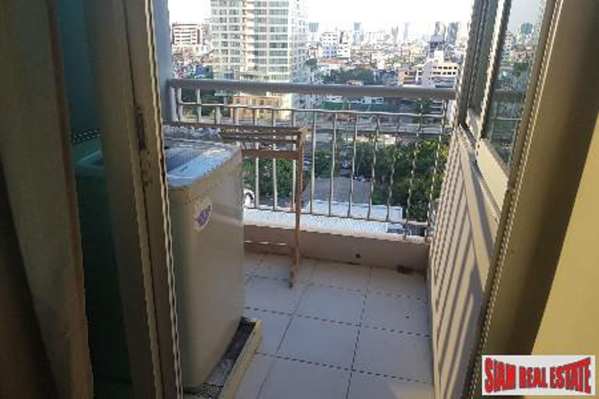 Condominium in Bang Rak, Krung Thep Maha Nakhon 10927506