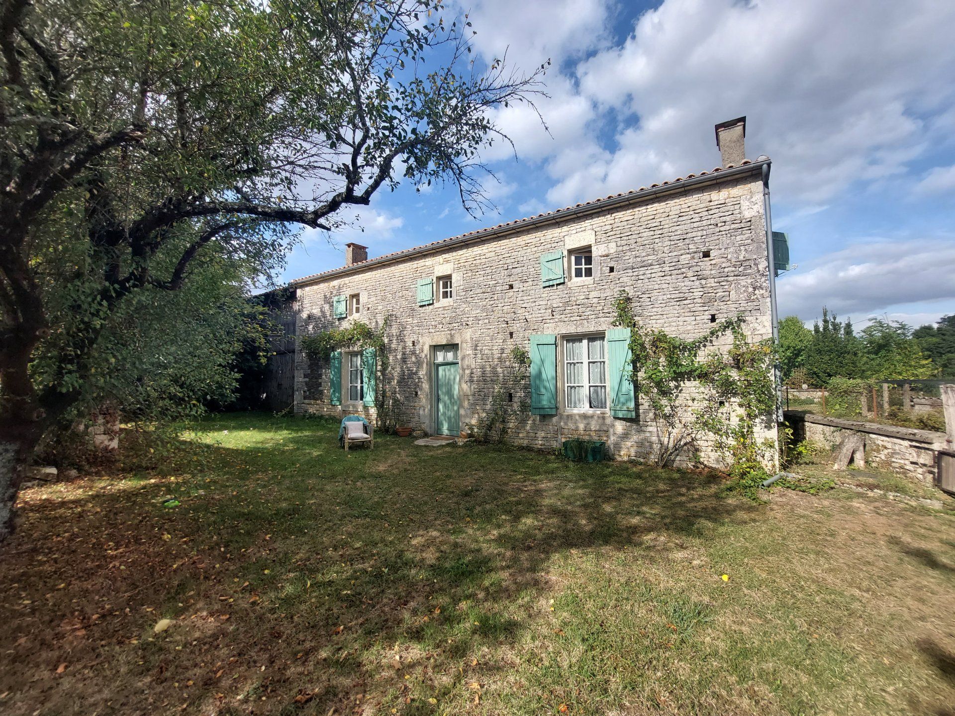 بيت في Verteuil-sur-Charente, Nouvelle-Aquitaine 10927811