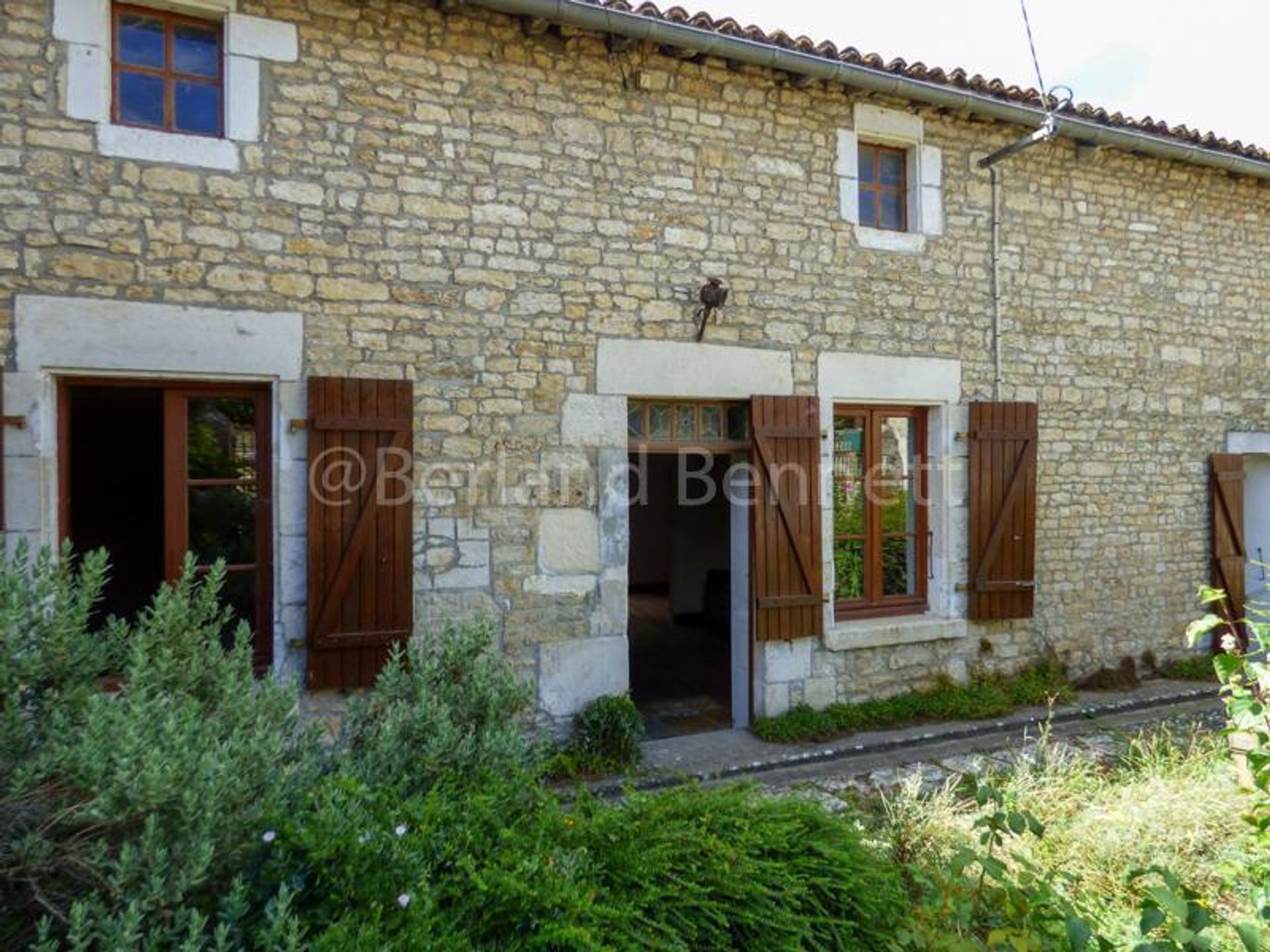 House in Chef-Boutonne, Nouvelle-Aquitaine 10927970