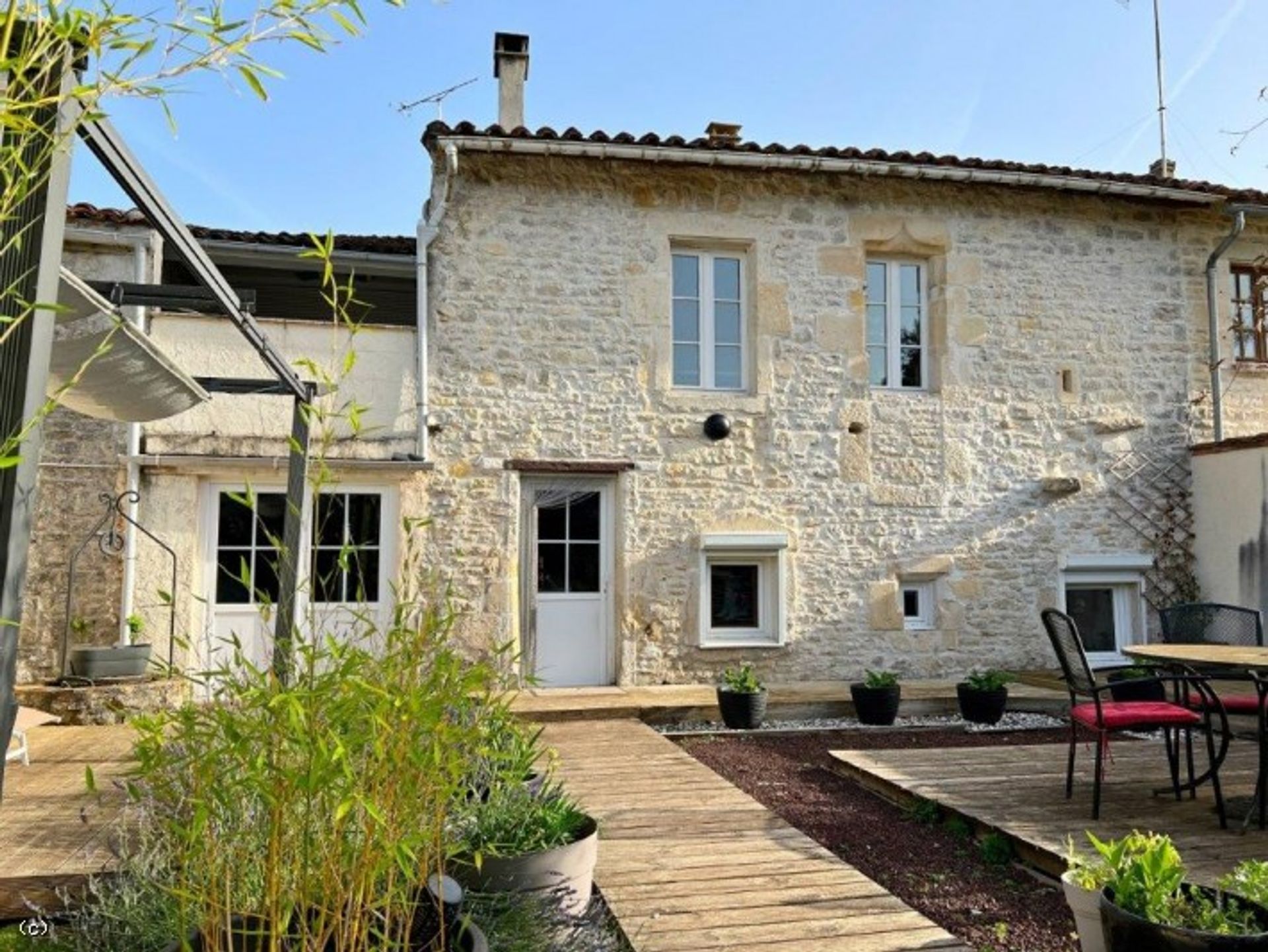 Huis in Ruffec, Nouvelle-Aquitanië 10928119