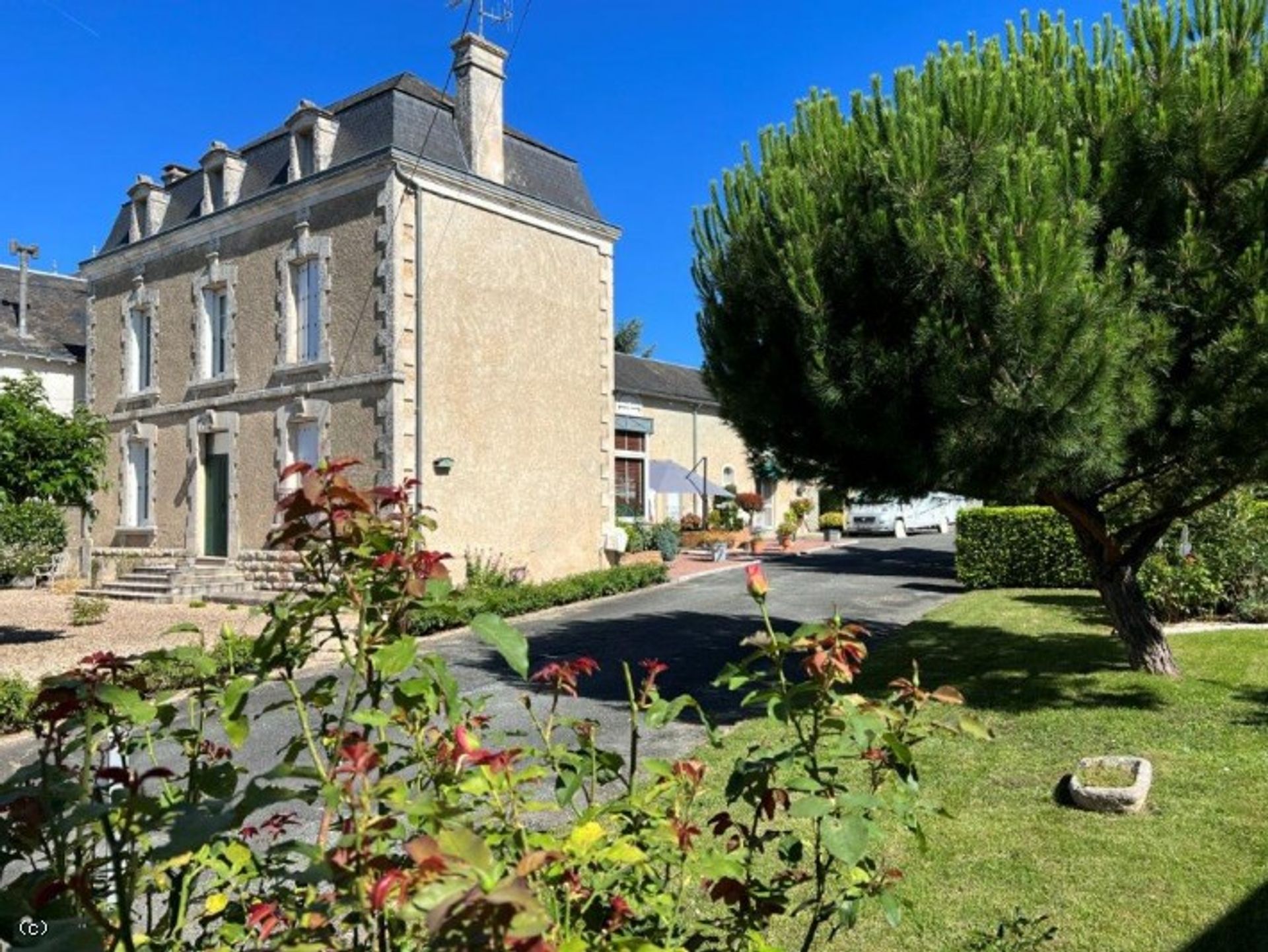 House in Champagne-Mouton, Nouvelle-Aquitaine 10928124