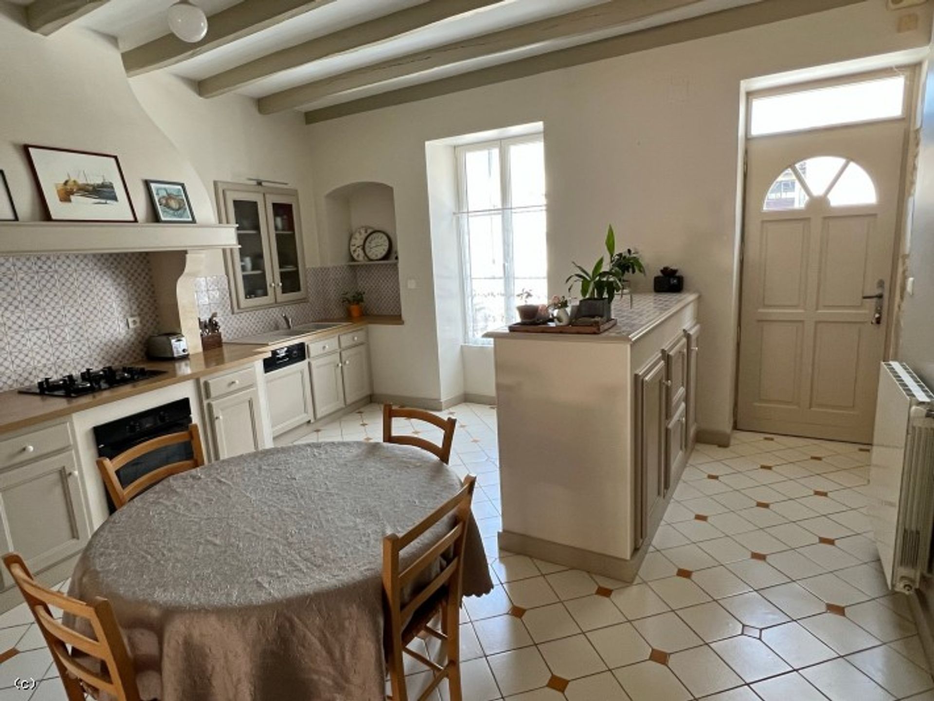 casa en Ruffec, Nouvelle-Aquitaine 10928146