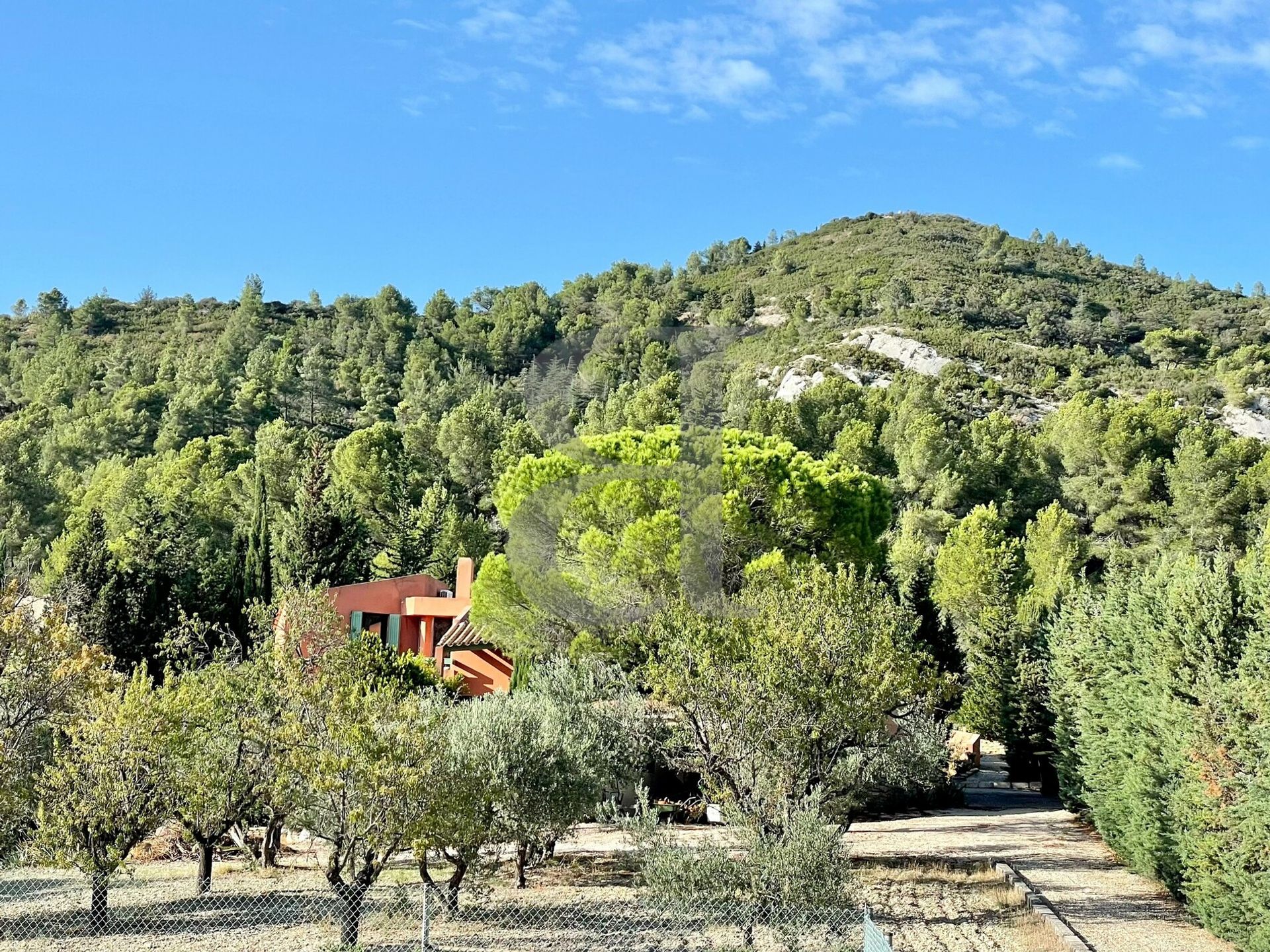 Dom w Les Baux-de-Provence, Provence-Alpes-Cote d'Azur 10928547