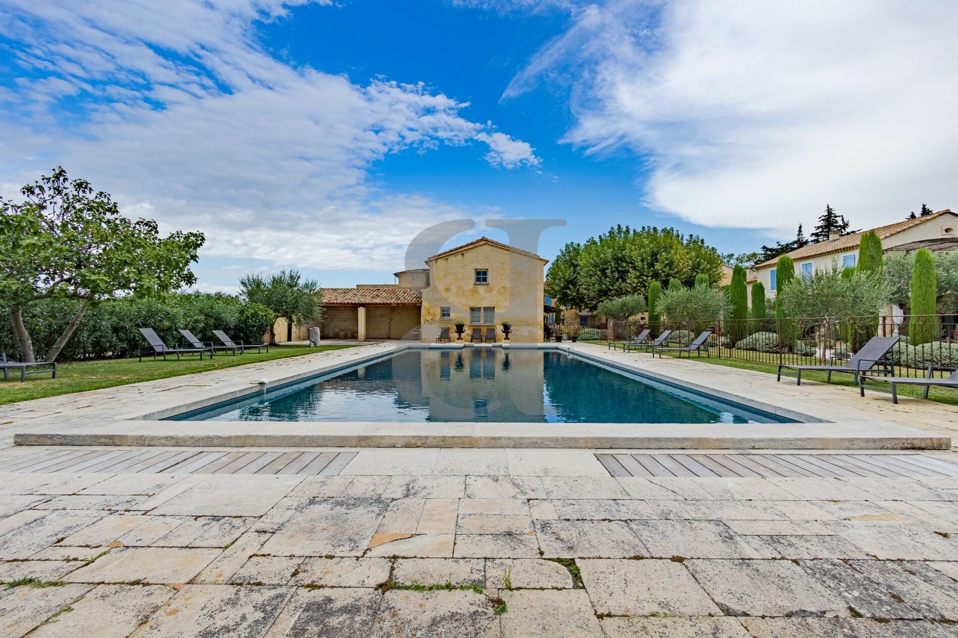 Condominium in Sainte-Cecile-les-Vignes, Provence-Alpes-Côte d'Azur 10928553