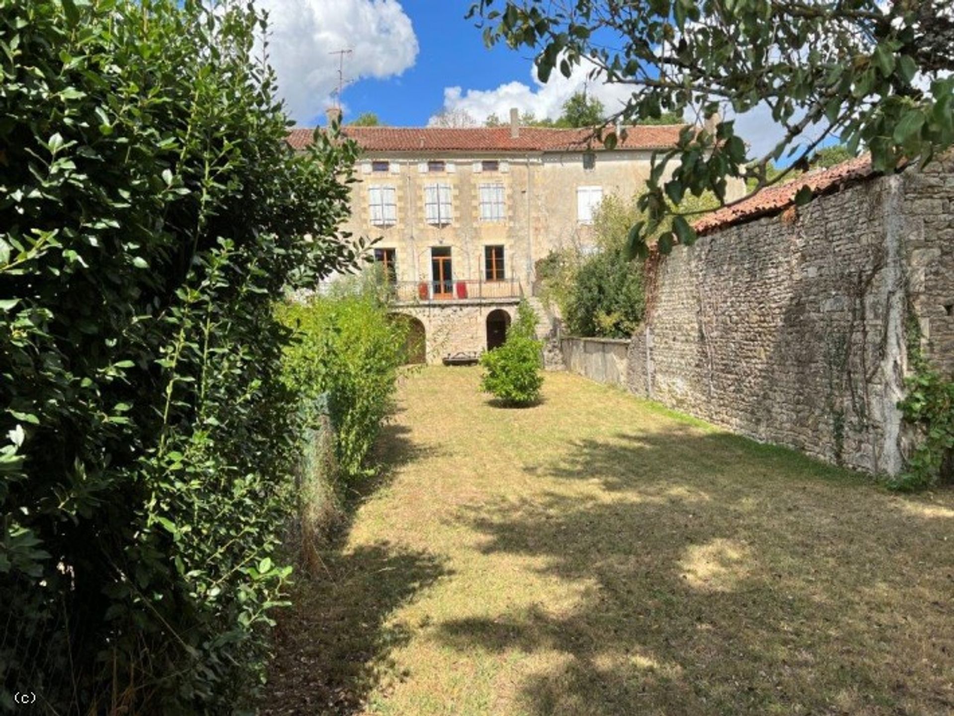 Huis in Nanteuil-en-Vallée, Nouvelle-Aquitaine 10928832