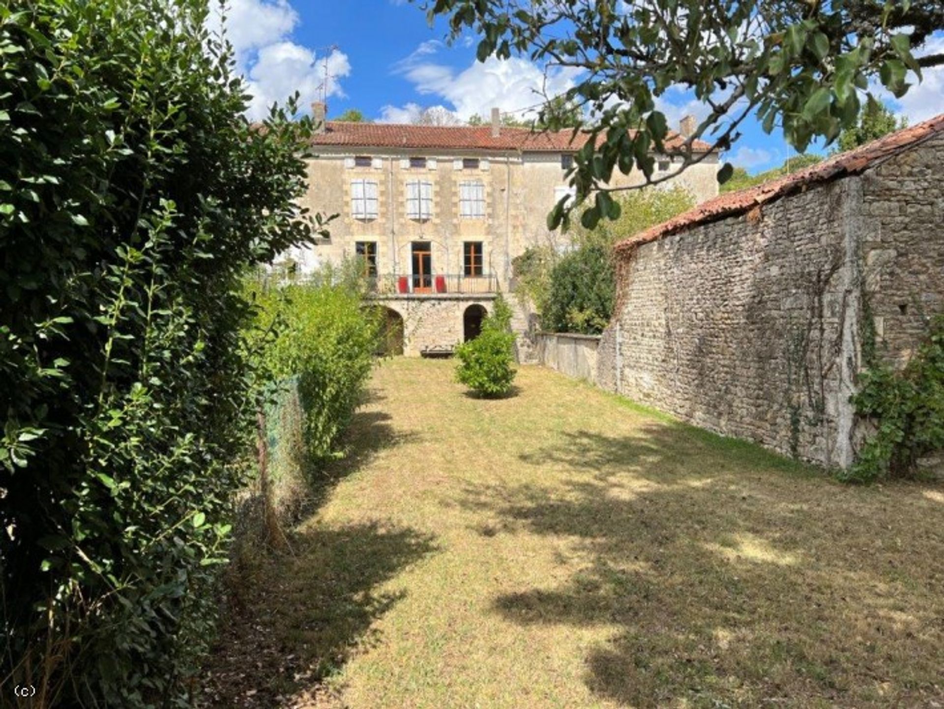 Huis in Nanteuil-en-Vallée, Nouvelle-Aquitaine 10928832