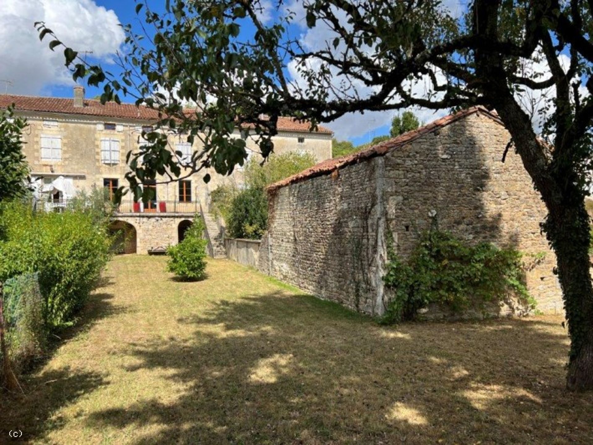 Huis in Nanteuil-en-Vallée, Nouvelle-Aquitaine 10928832