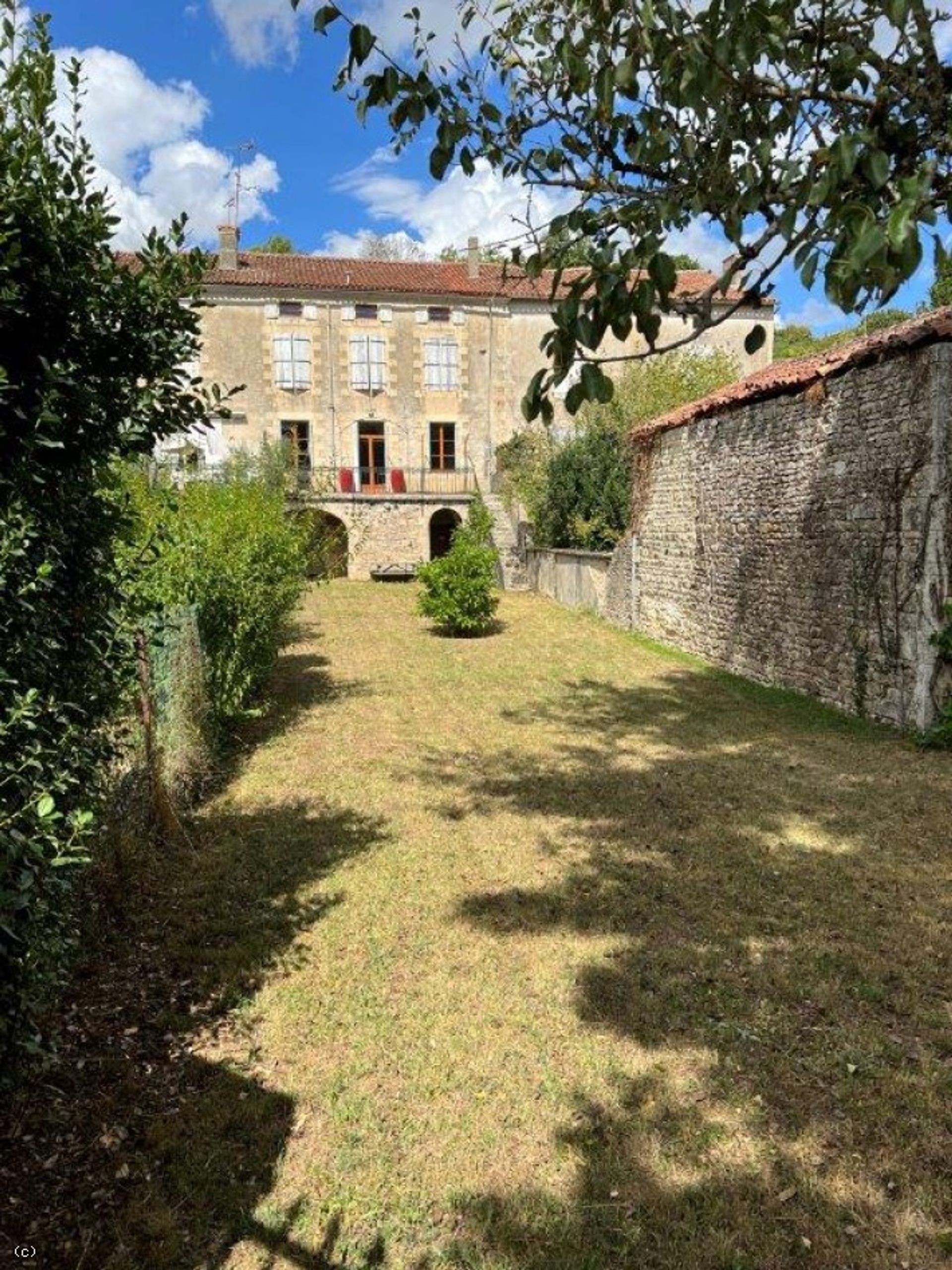 Rumah di Nanteuil-en-Vallee, Nouvelle-Aquitaine 10928832