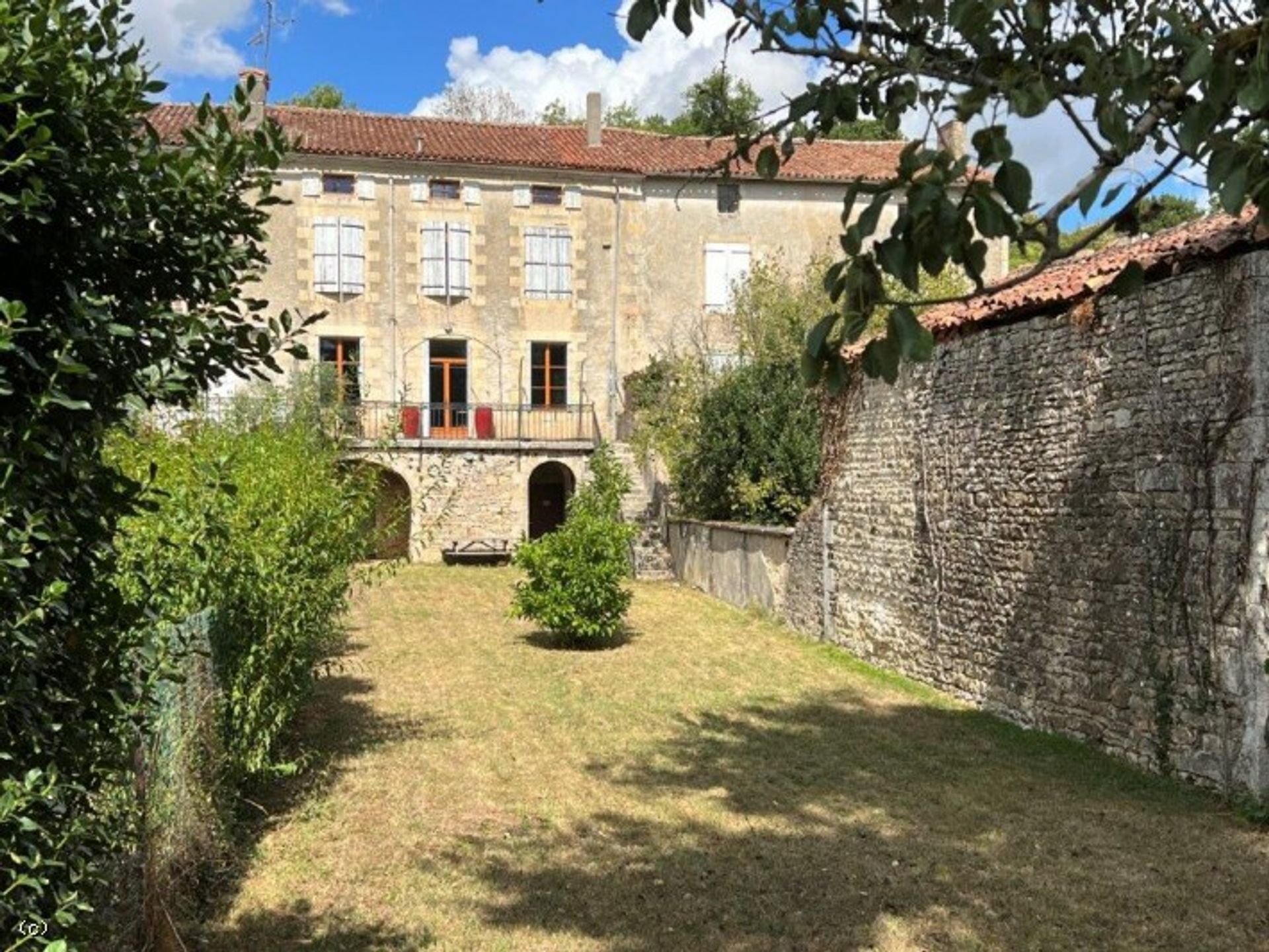 Rumah di Nanteuil-en-Vallee, Nouvelle-Aquitaine 10928832