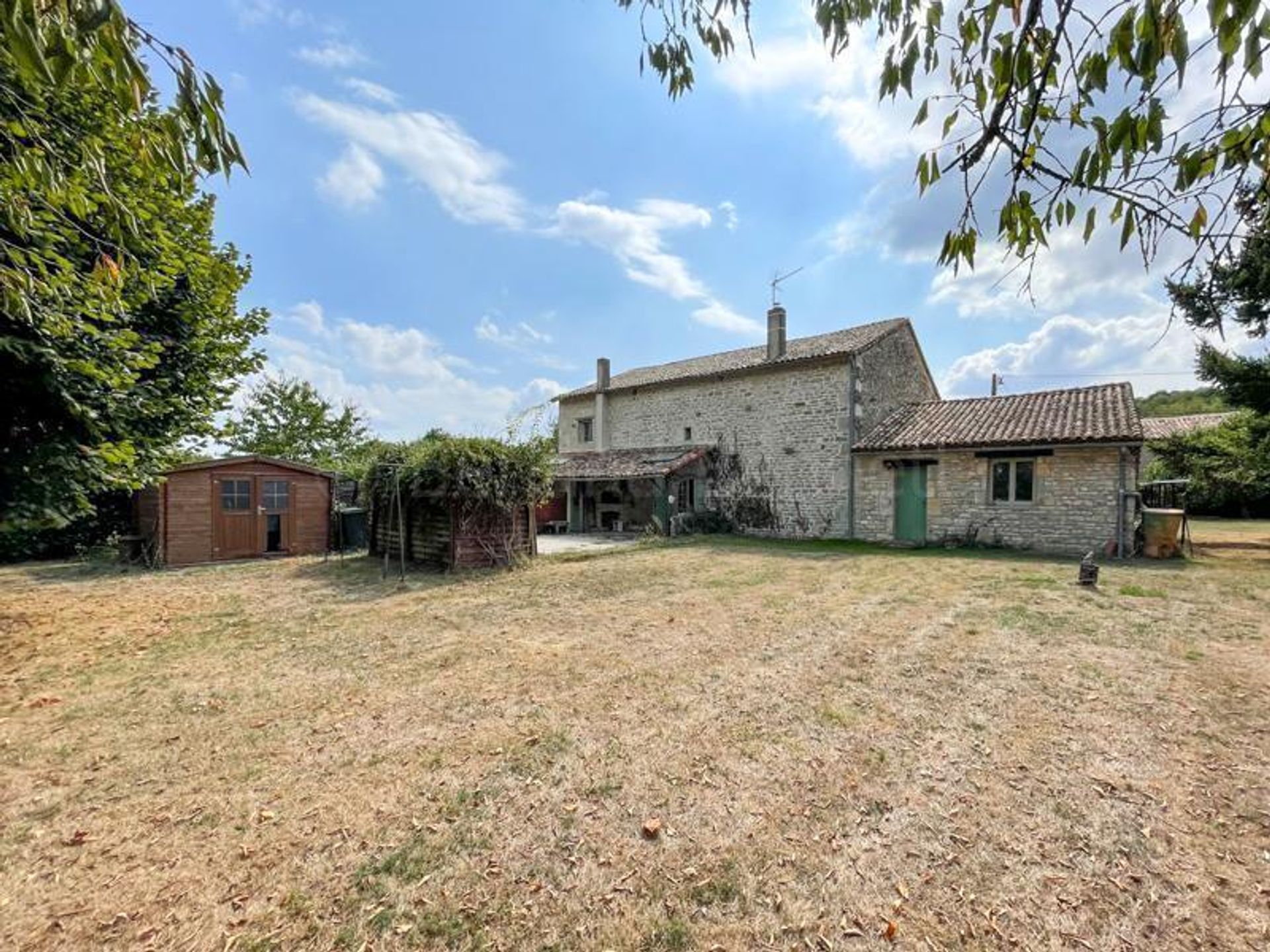 Rumah di Civray, Nouvelle-Aquitaine 10929760