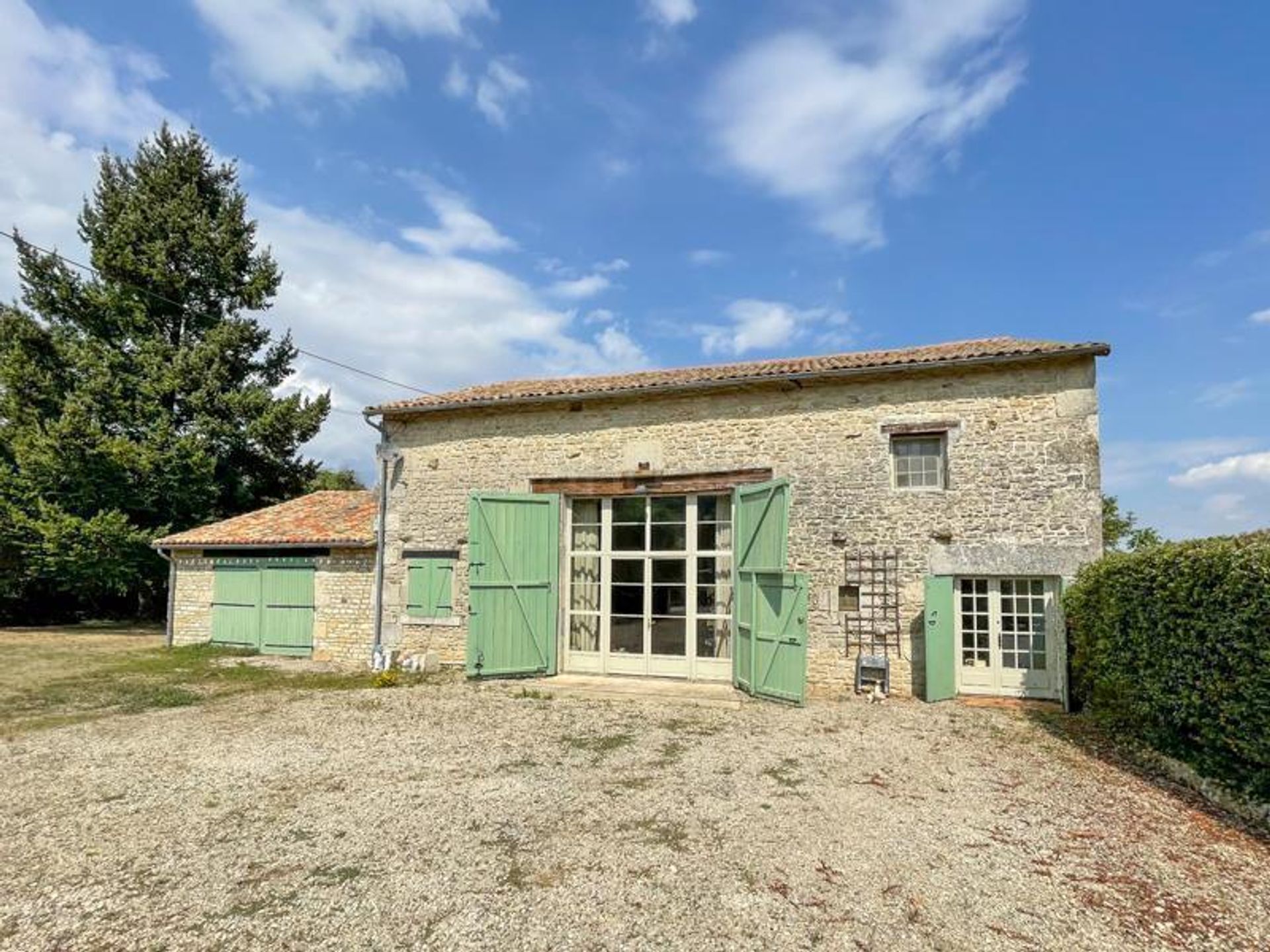 Rumah di Civray, Nouvelle-Aquitaine 10929760