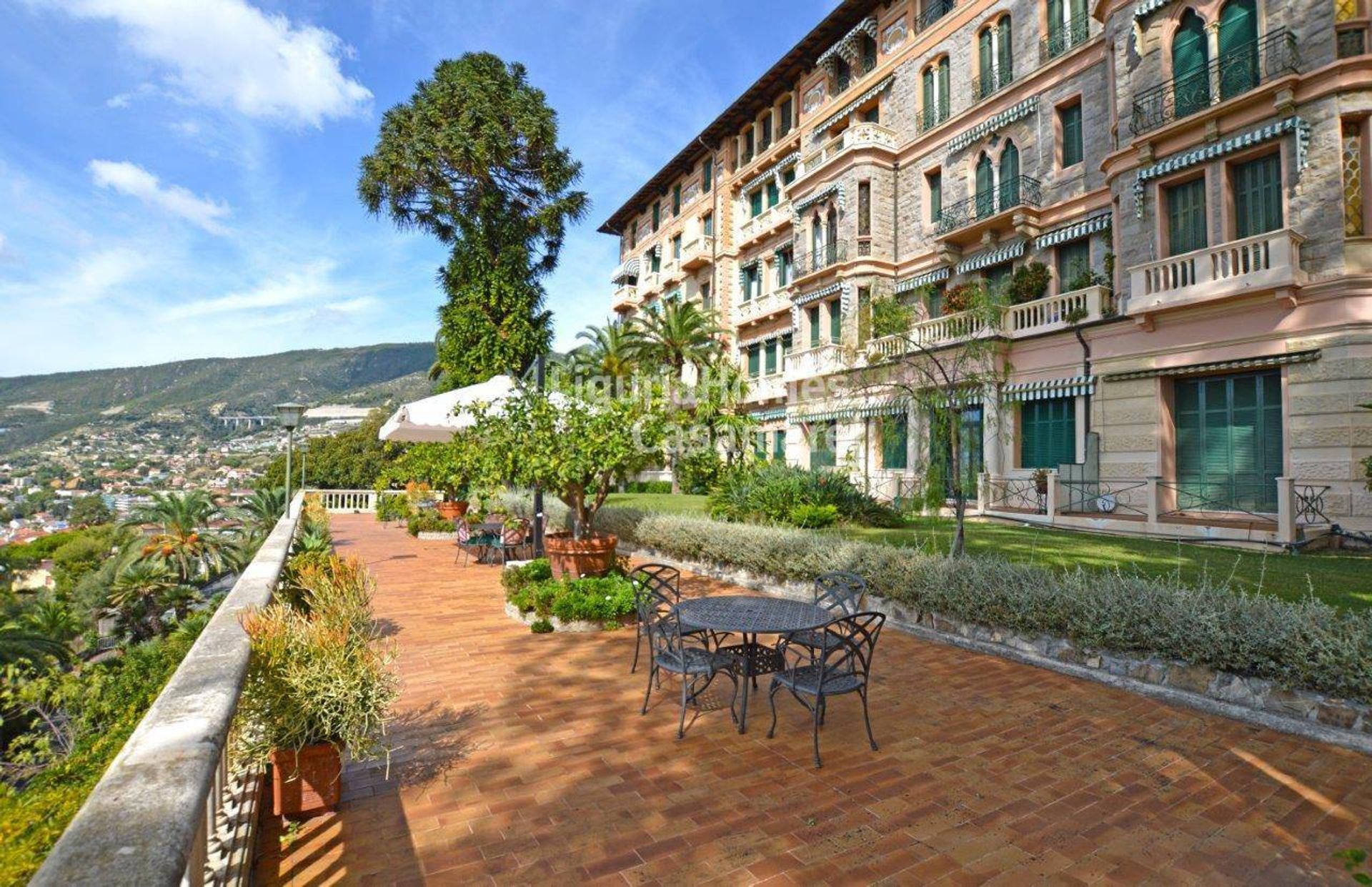 Condominium dans Ospedaletti, Liguria 10930832