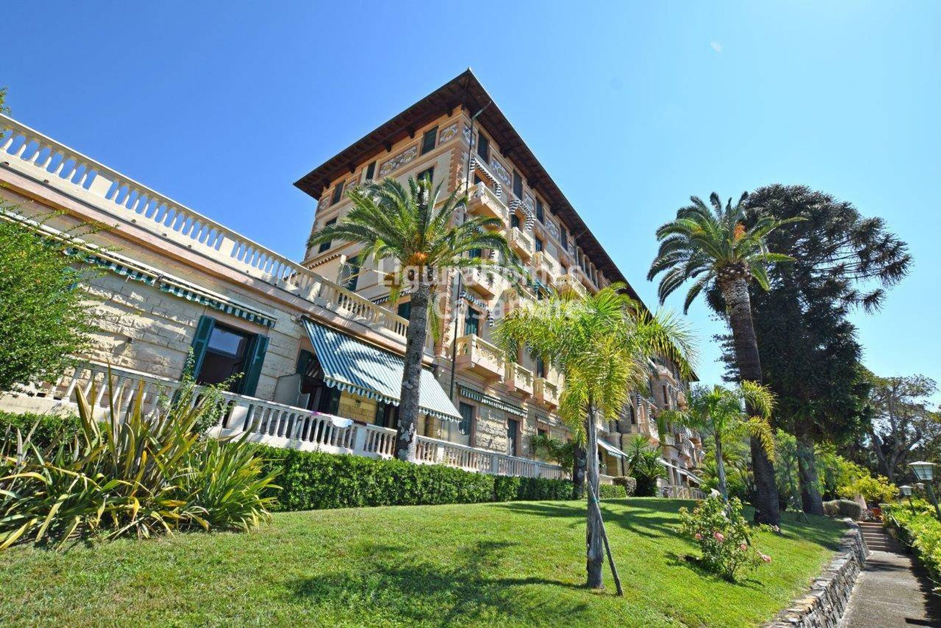 Condominium dans Ospedaletti, Ligurie 10930832