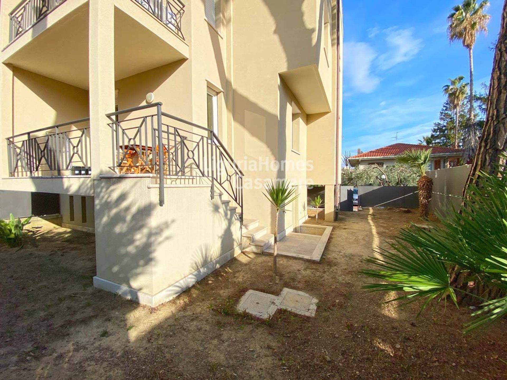 Condominium dans Bordighera, Ligurie 10931008