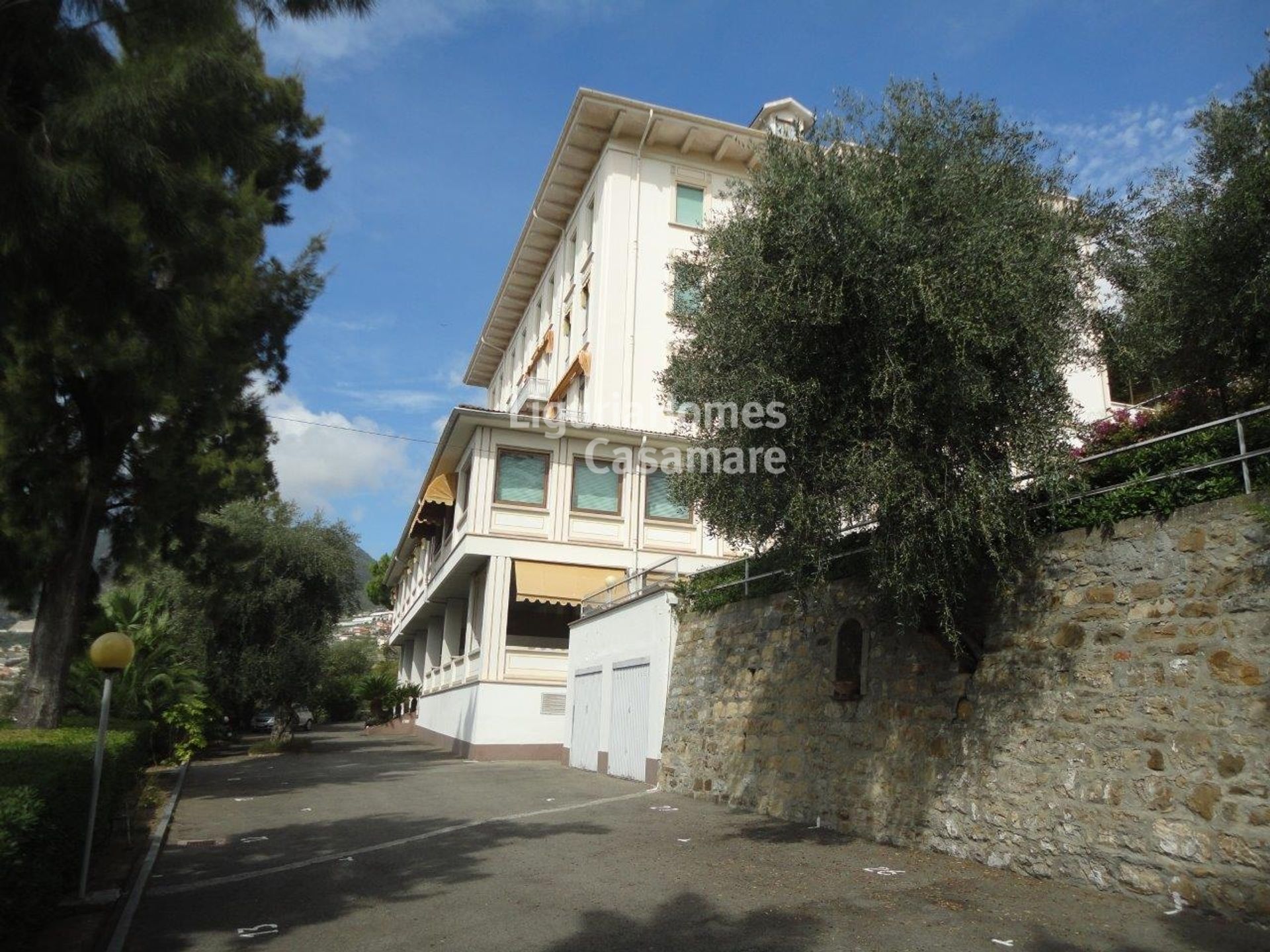 Condominium dans Ospedaletti, Ligurie 10931426