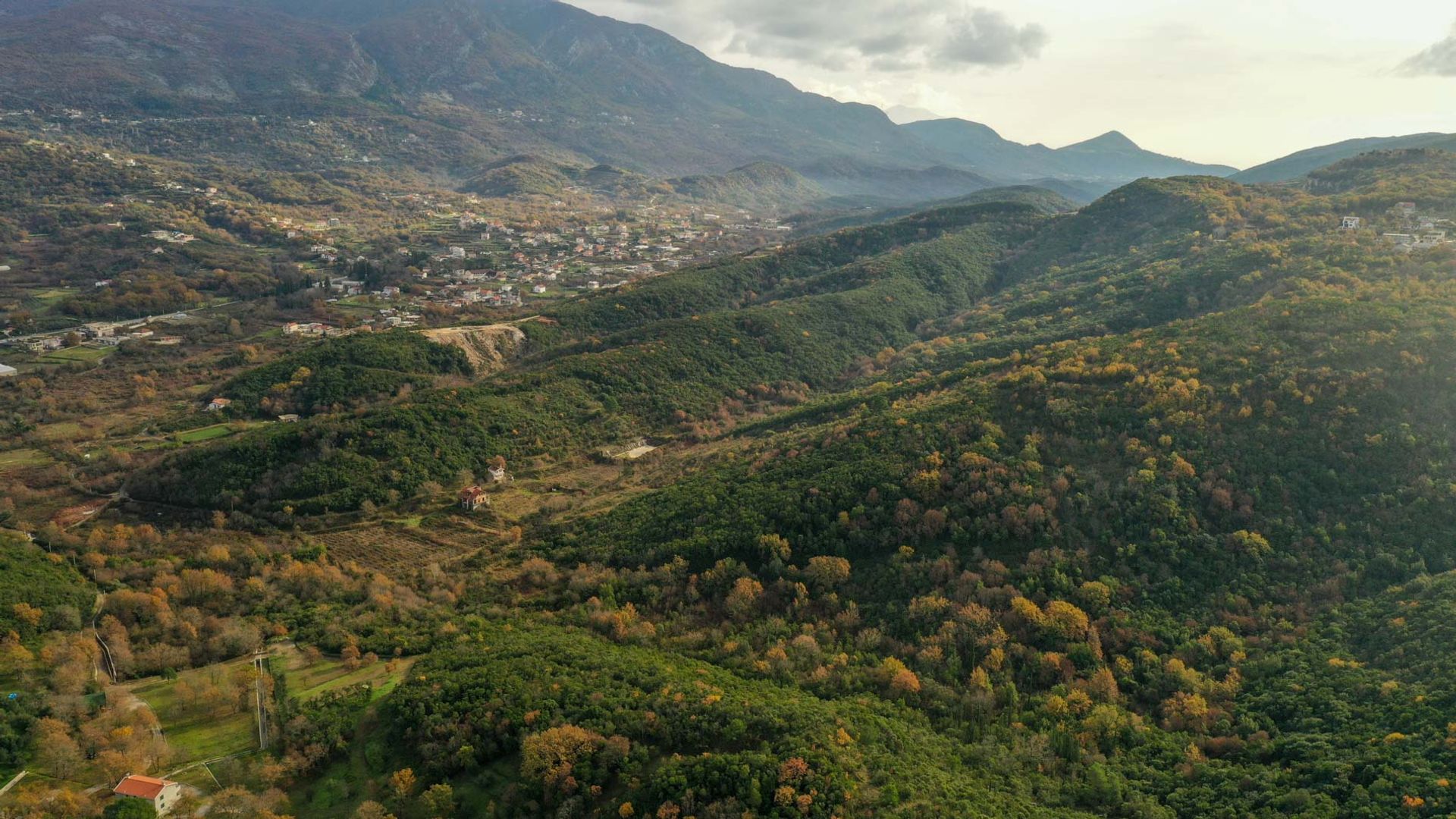 الأرض في Pobrdje, Kotor Municipality 10931663