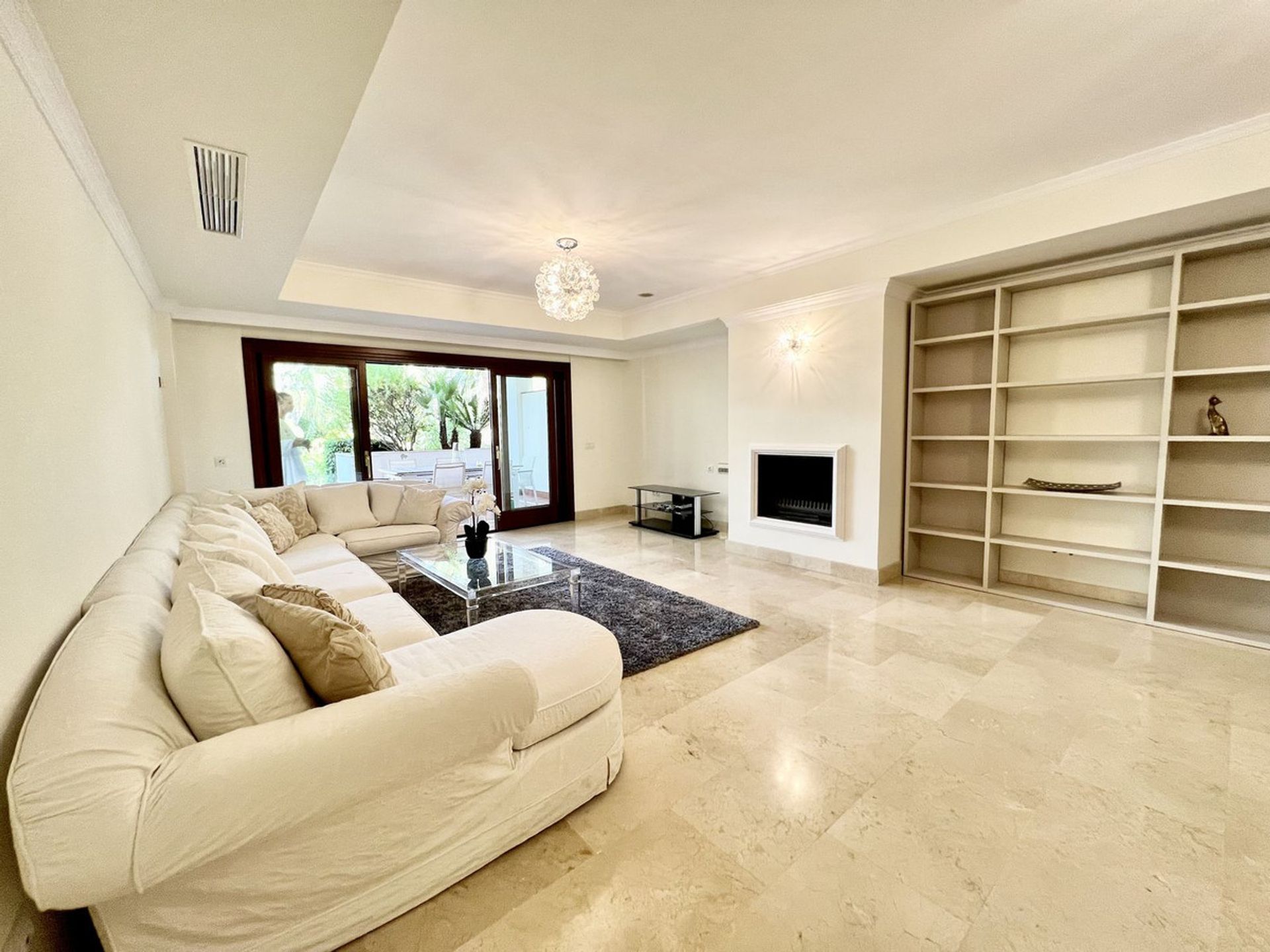 Condominium in Marbella, Andalucía 10931728