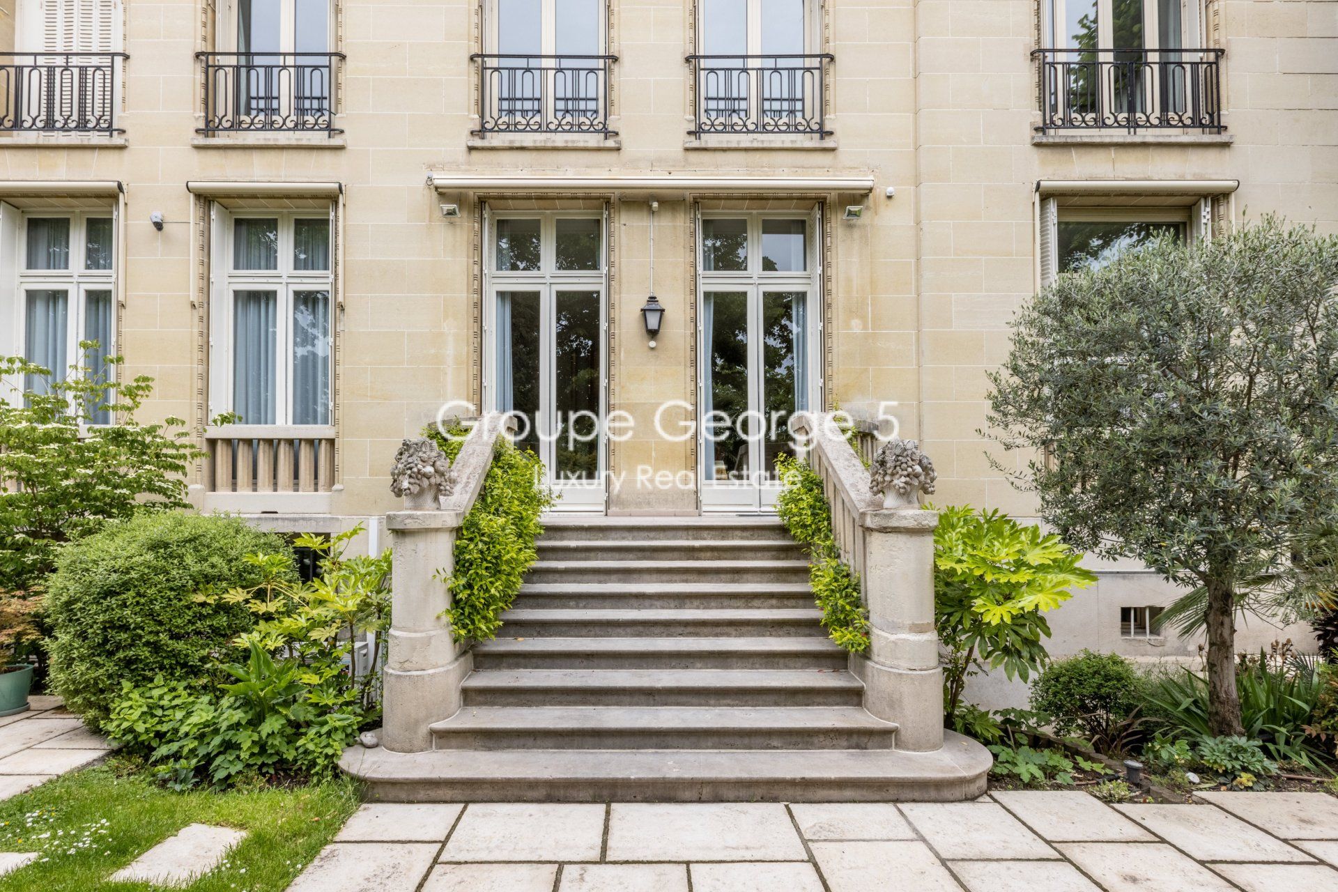 Condominium in Vanves, Ile-de-France 10931821