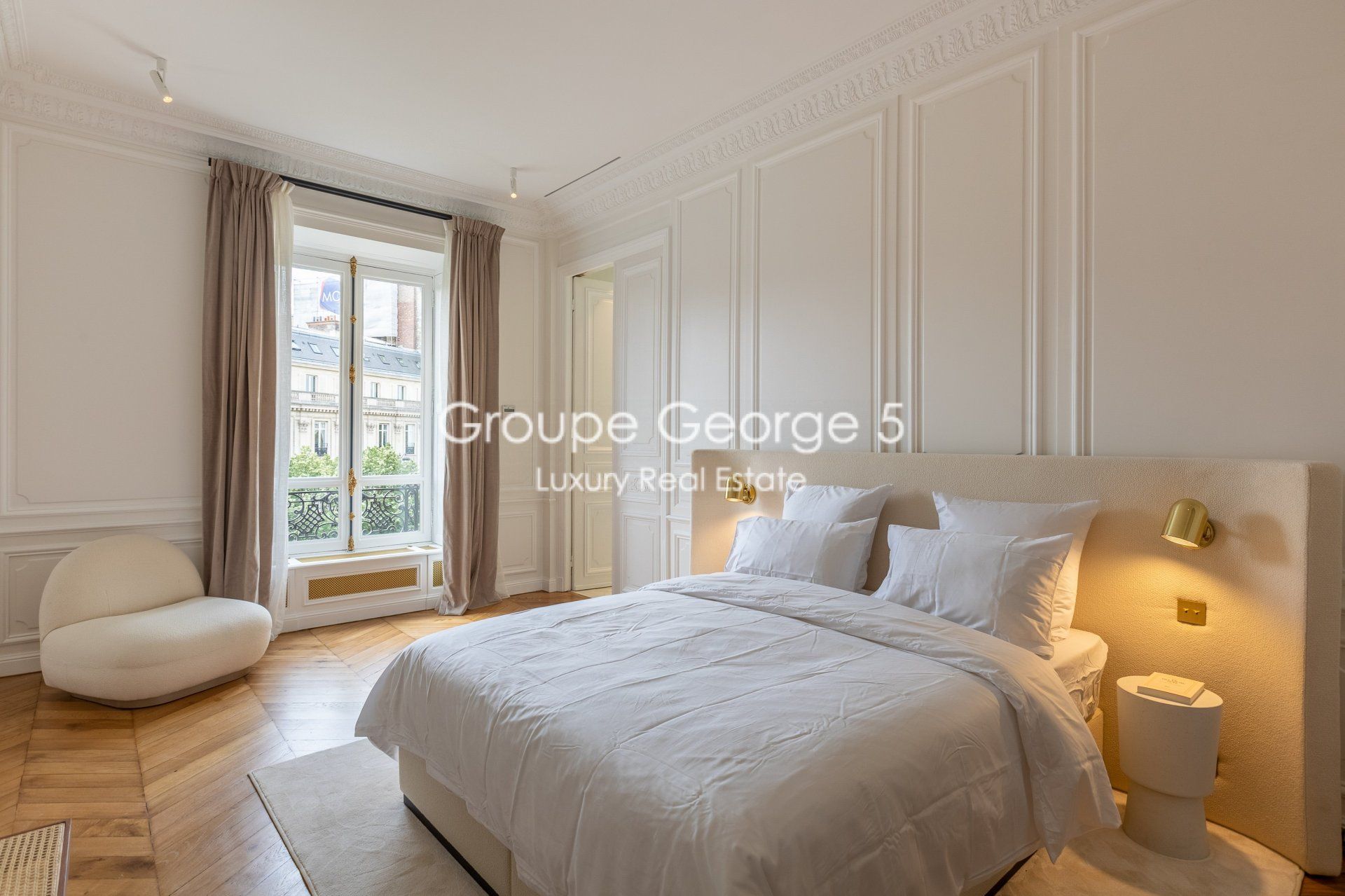 Condominium in Paris, Île-de-France 10931834