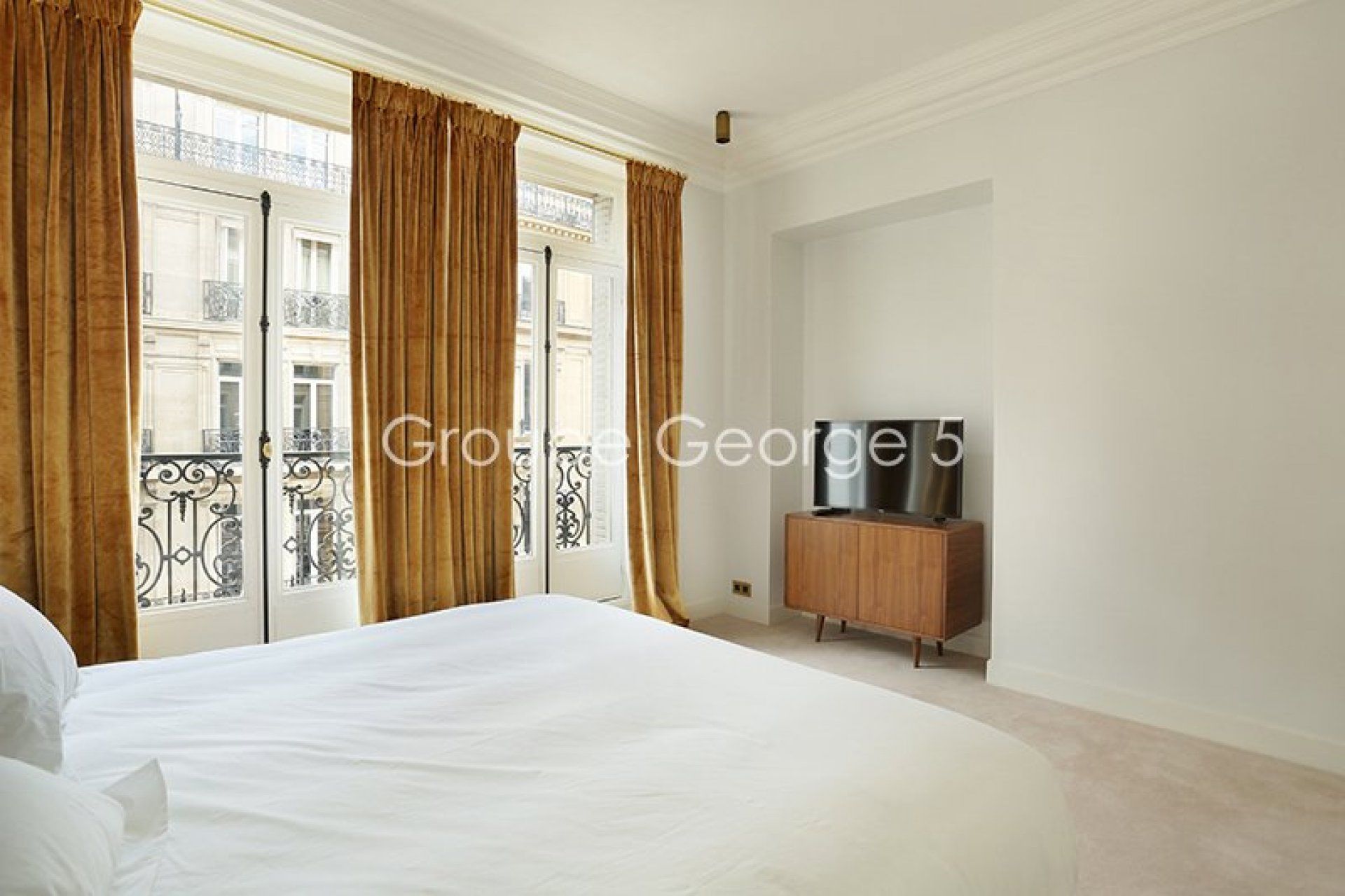 Condominium in Paris, Île-de-France 10931844