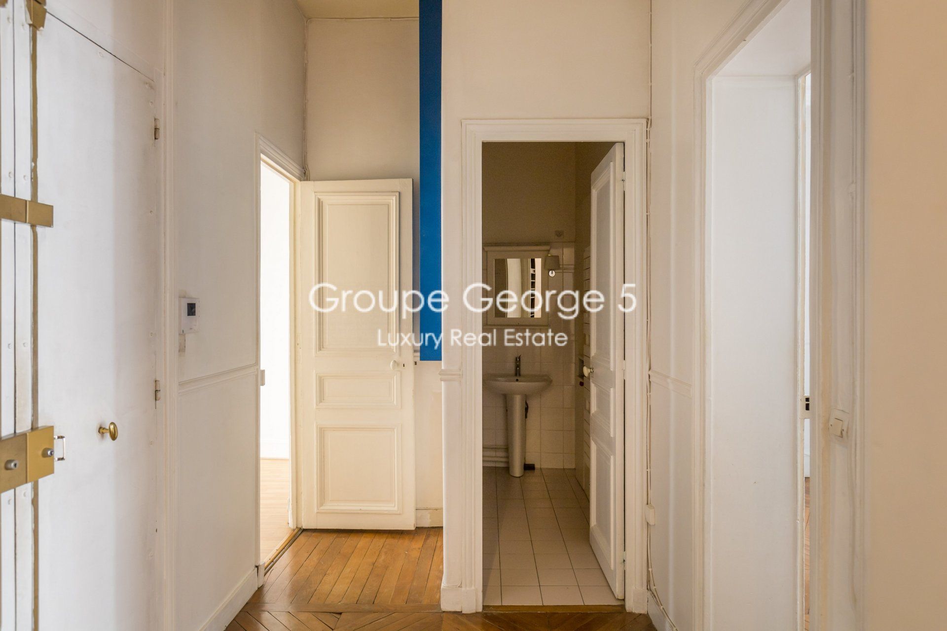 Condominium in Paris, Île-de-France 10931898