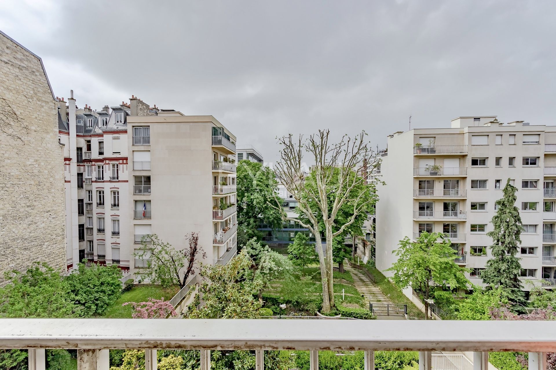 Osakehuoneisto sisään Issy-les-Moulineaux, Ile-de-France 10932054