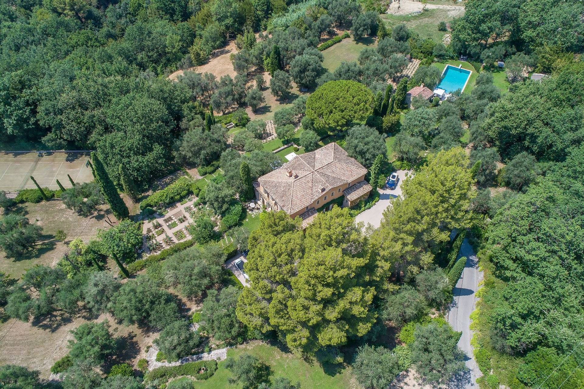 मकान में Châteauneuf-Grasse, Provence-Alpes-Côte d'Azur 10936338