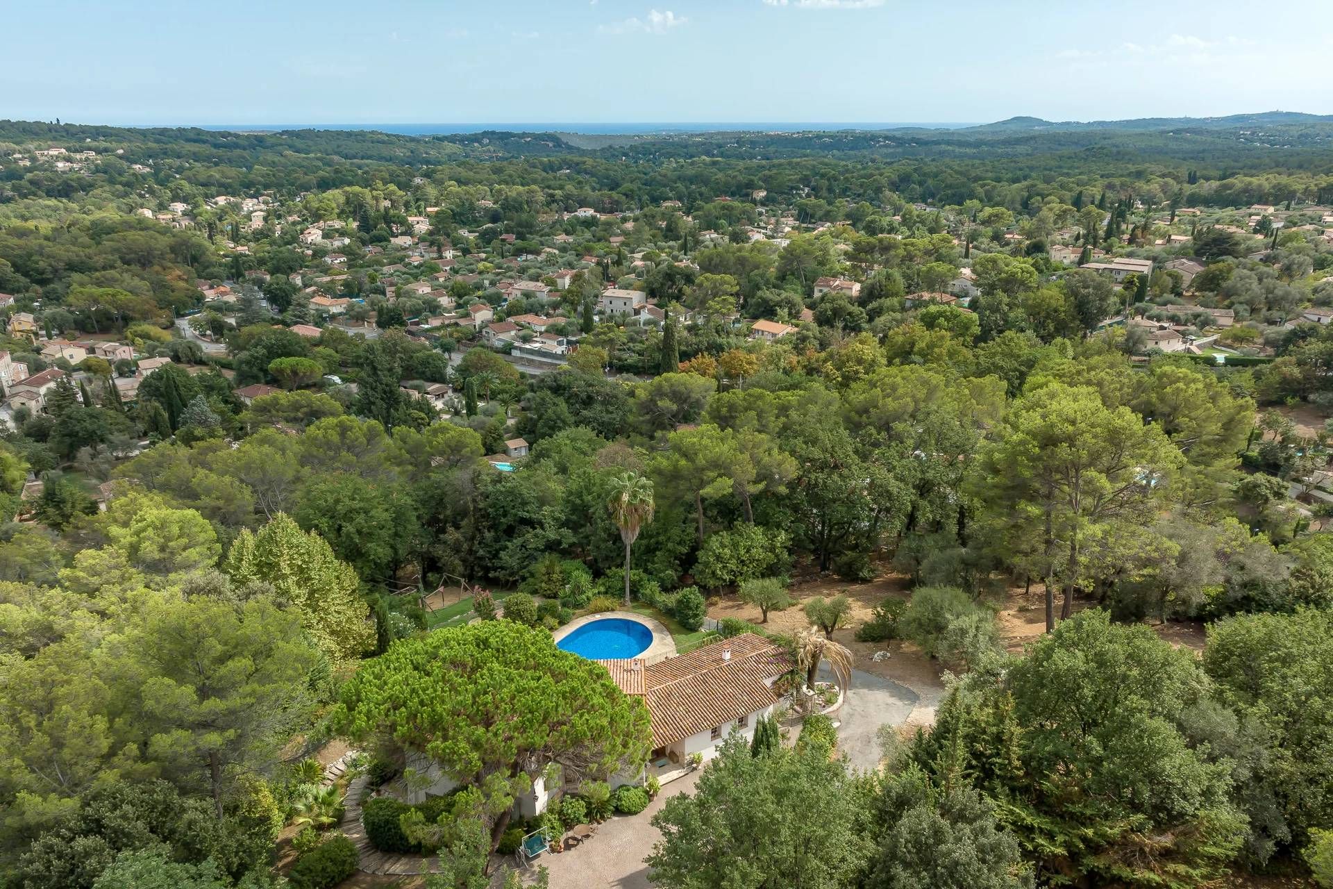 بيت في Roquefort-les-Pins, Provence-Alpes-Côte d'Azur 10936339