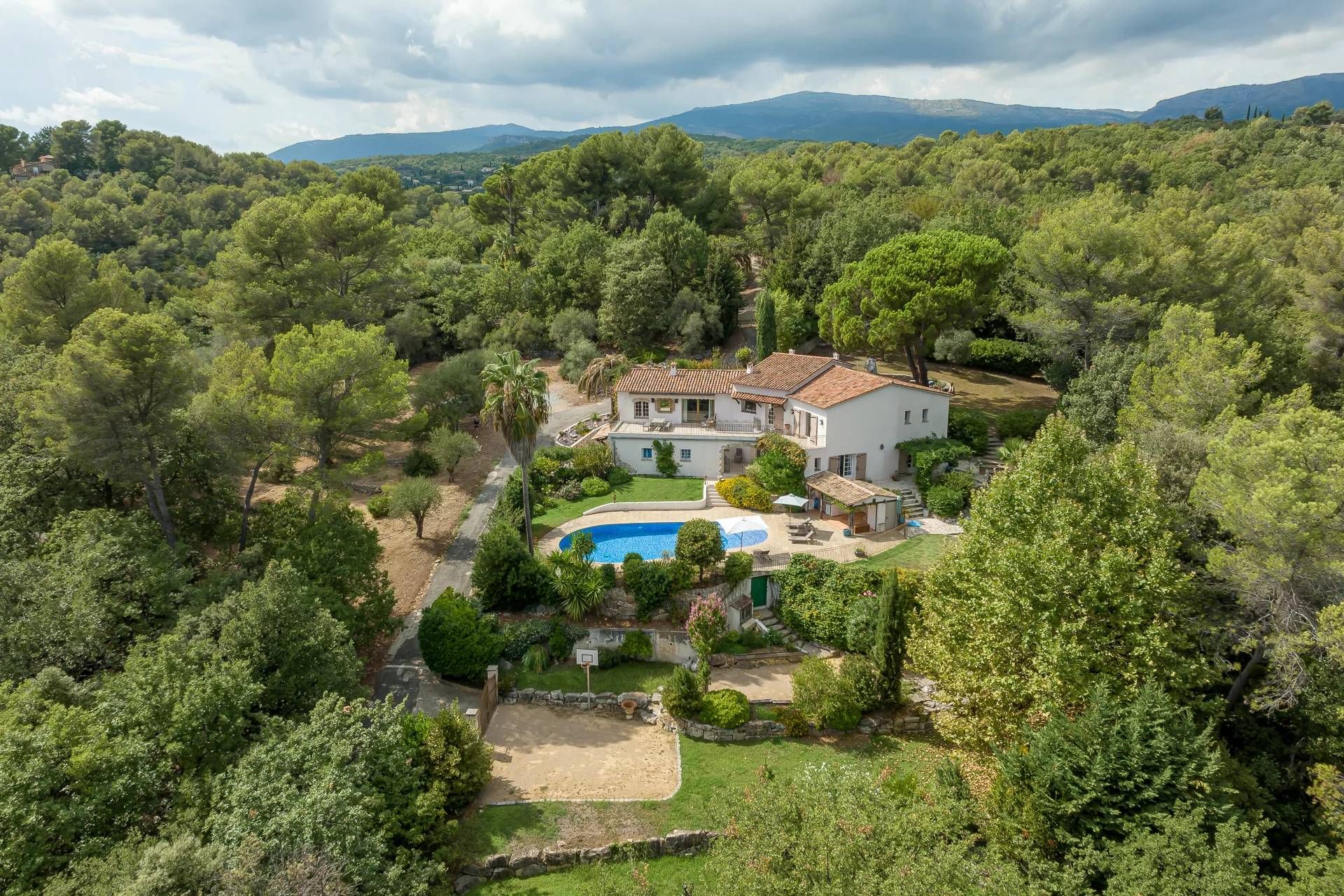 بيت في Roquefort-les-Pins, Provence-Alpes-Côte d'Azur 10936339