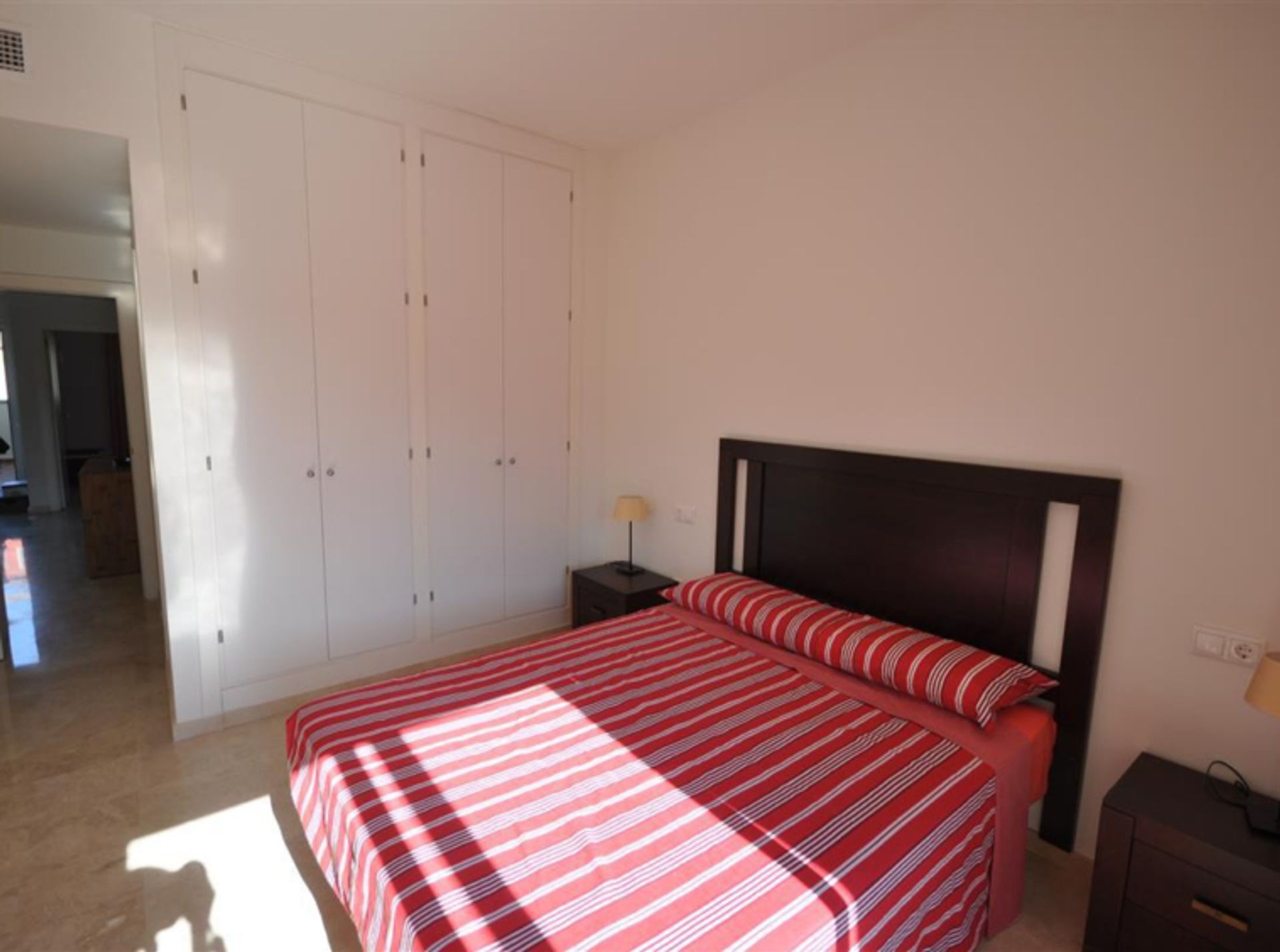 Condominium dans Puerto de la Duquesa, Andalusia 10937036