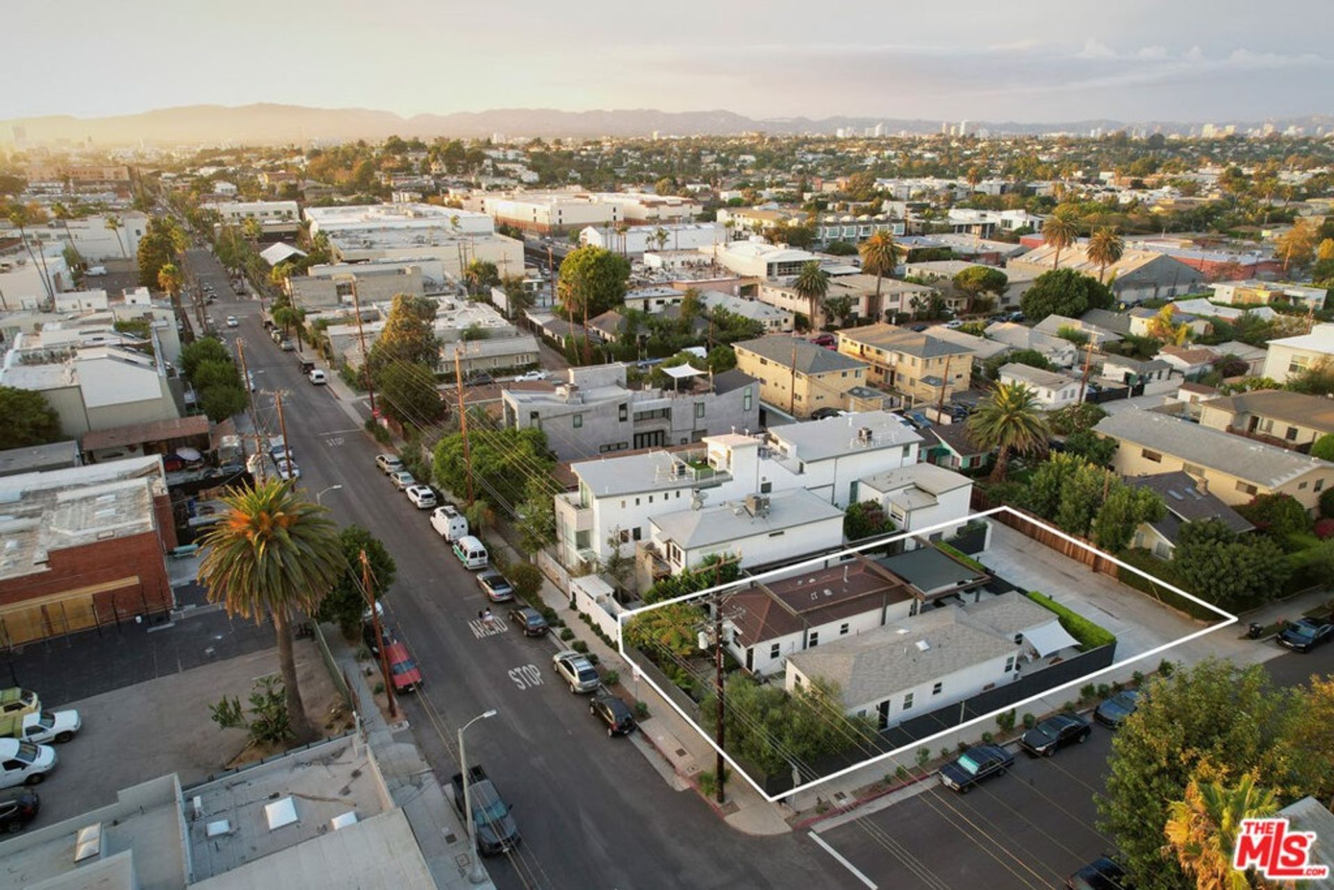 Condominium in Los Angeles, California 10937190