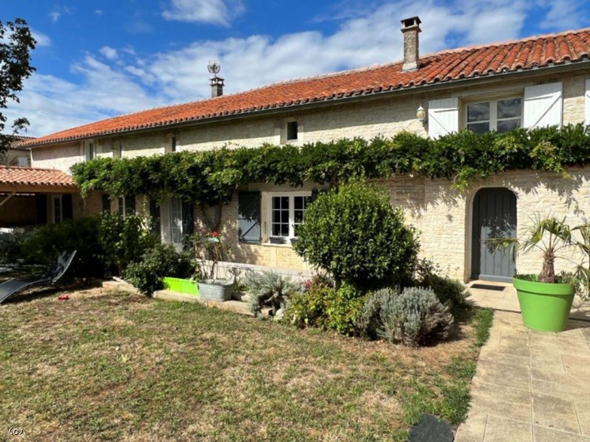 Будинок в Aunac, Nouvelle-Aquitaine 10937688