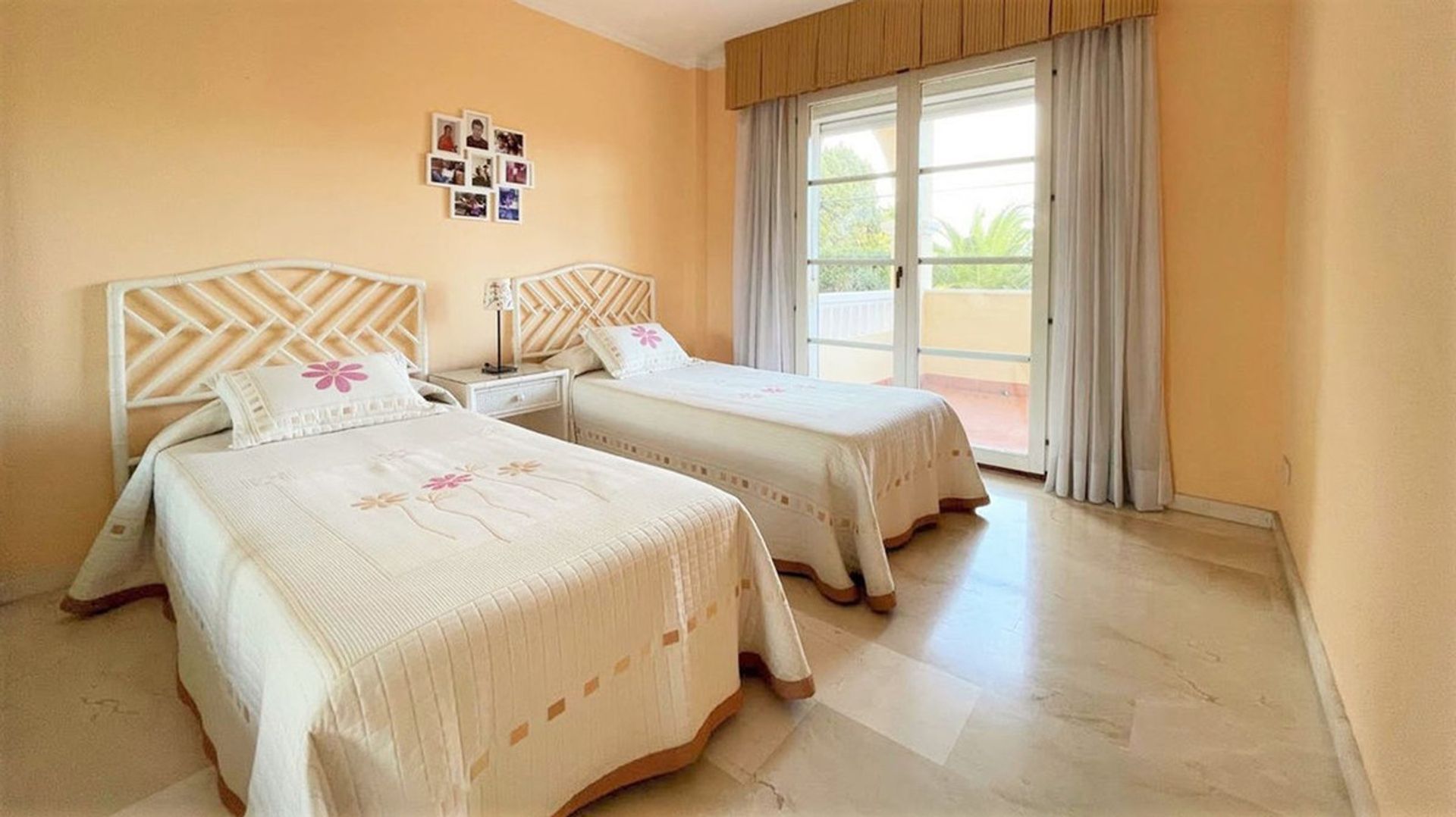 Condominium in Estepona, Andalusia 10939428