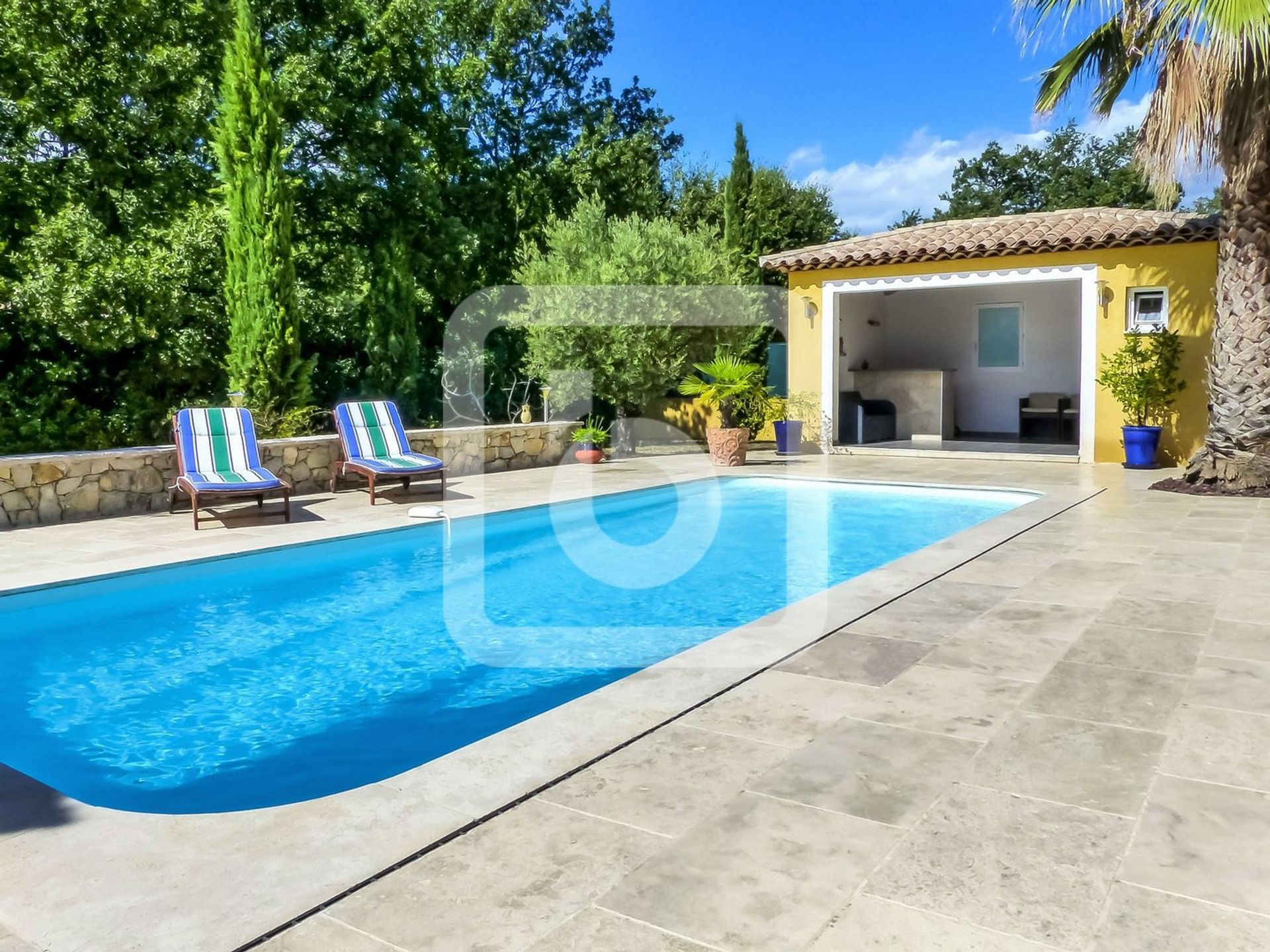 casa en La Roquebrussanne, Provence-Alpes-Cote d'Azur 10940314