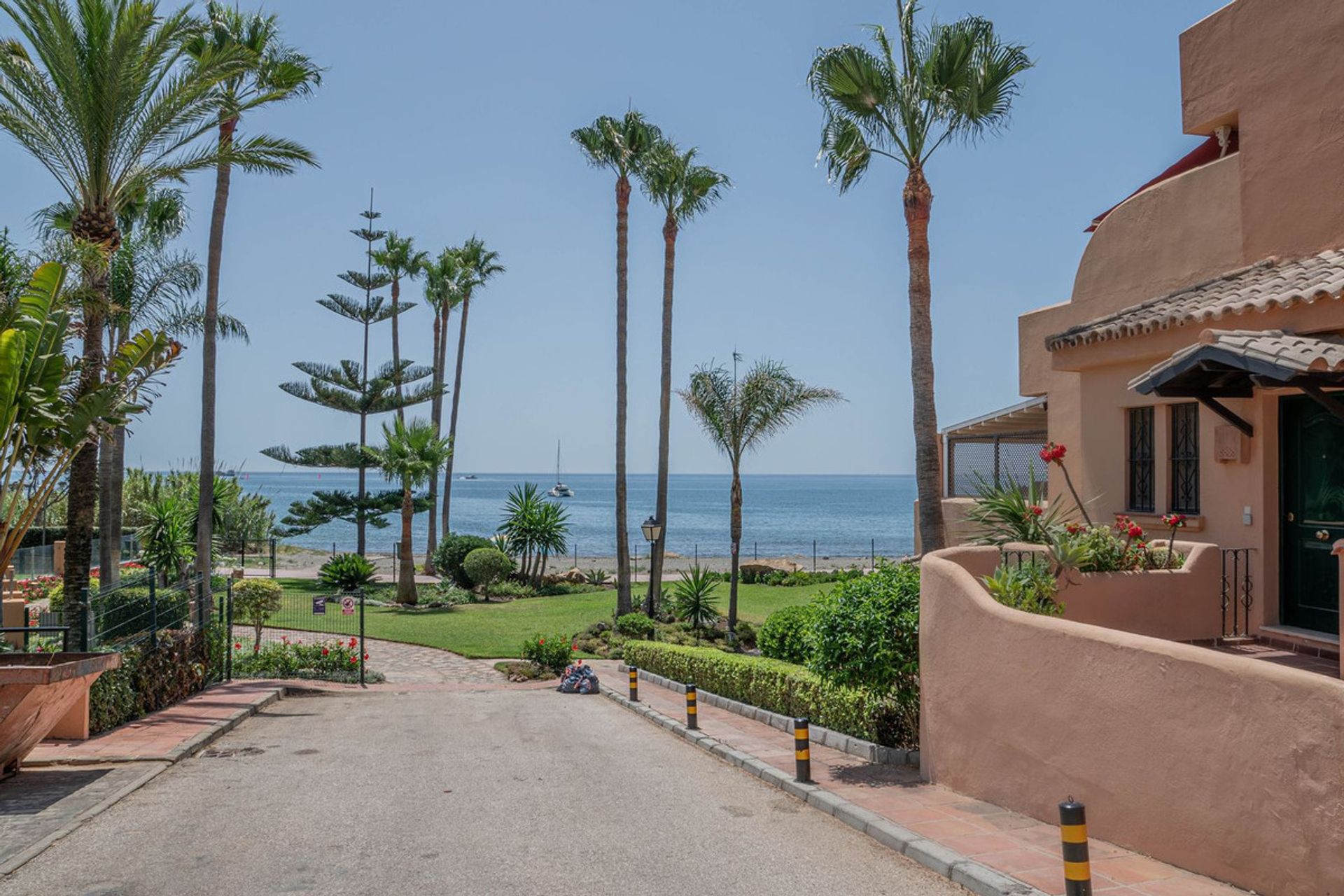 Condominium dans Estepona, Andalusia 10940636