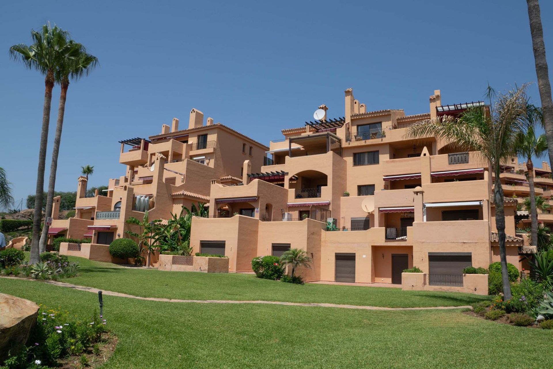 Condominium dans Estepona, Andalusia 10940636