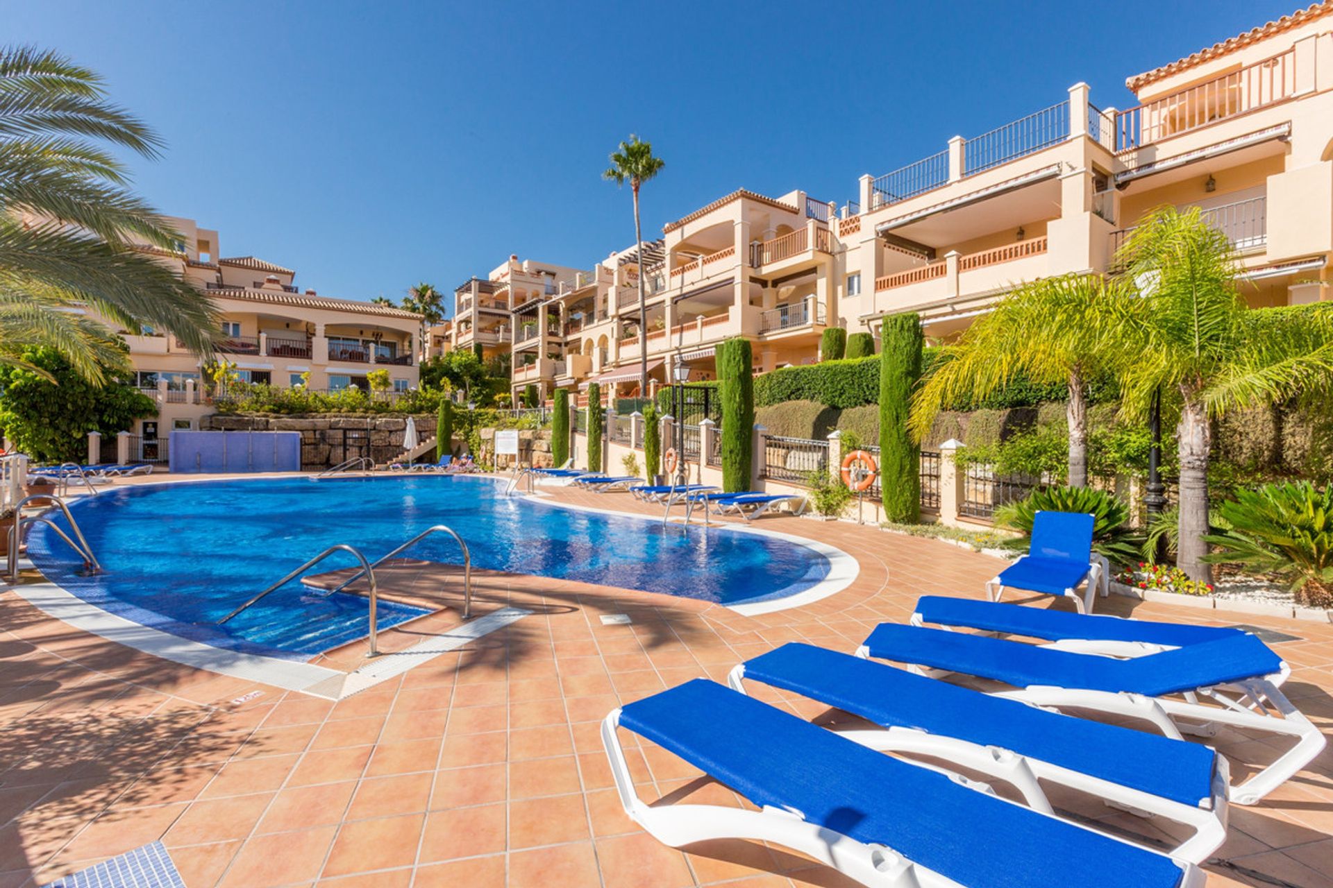 Condominium dans Estepona, Andalousie 10940664