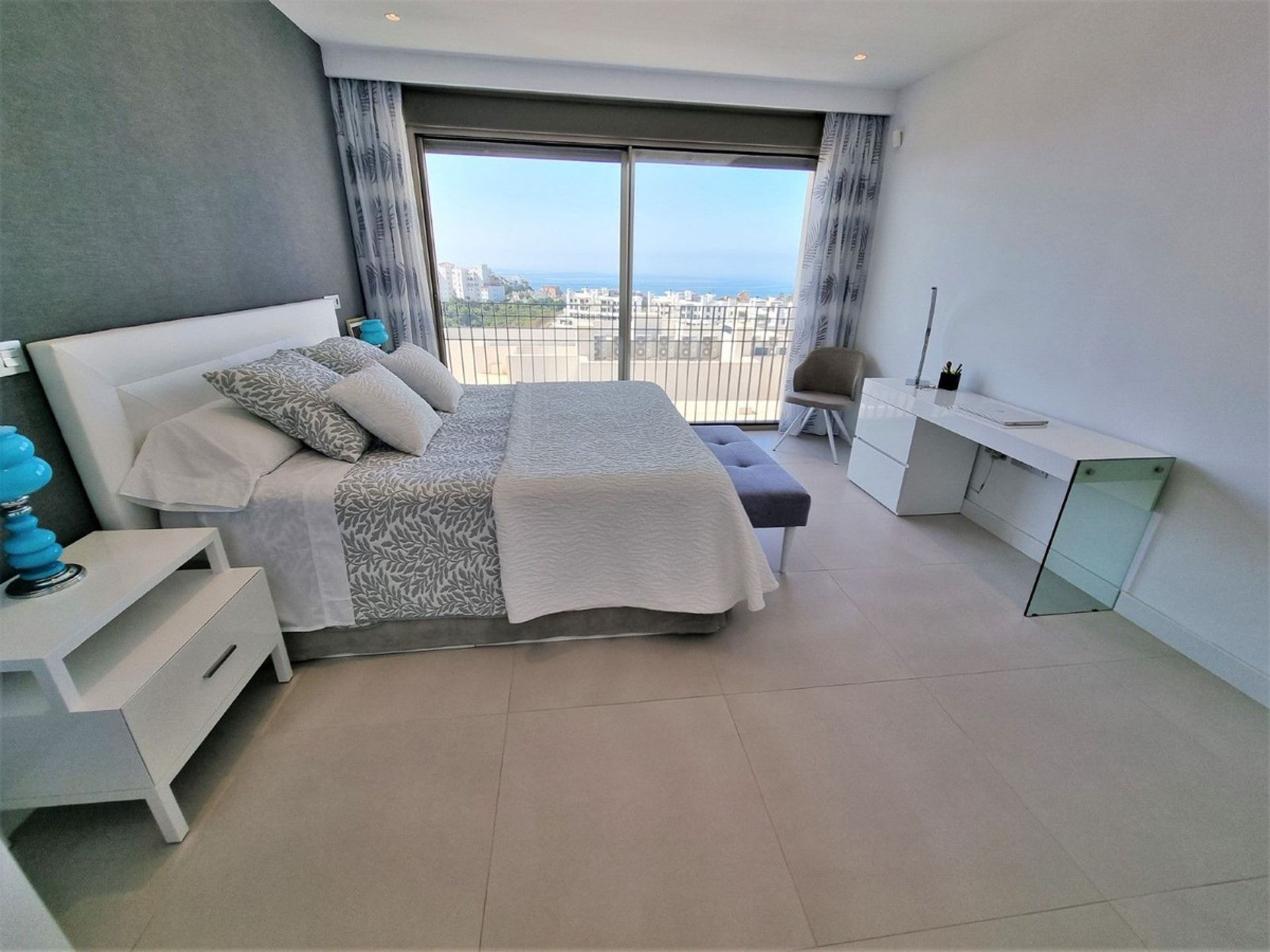 Condominium dans Estepona, Andalousie 10940929