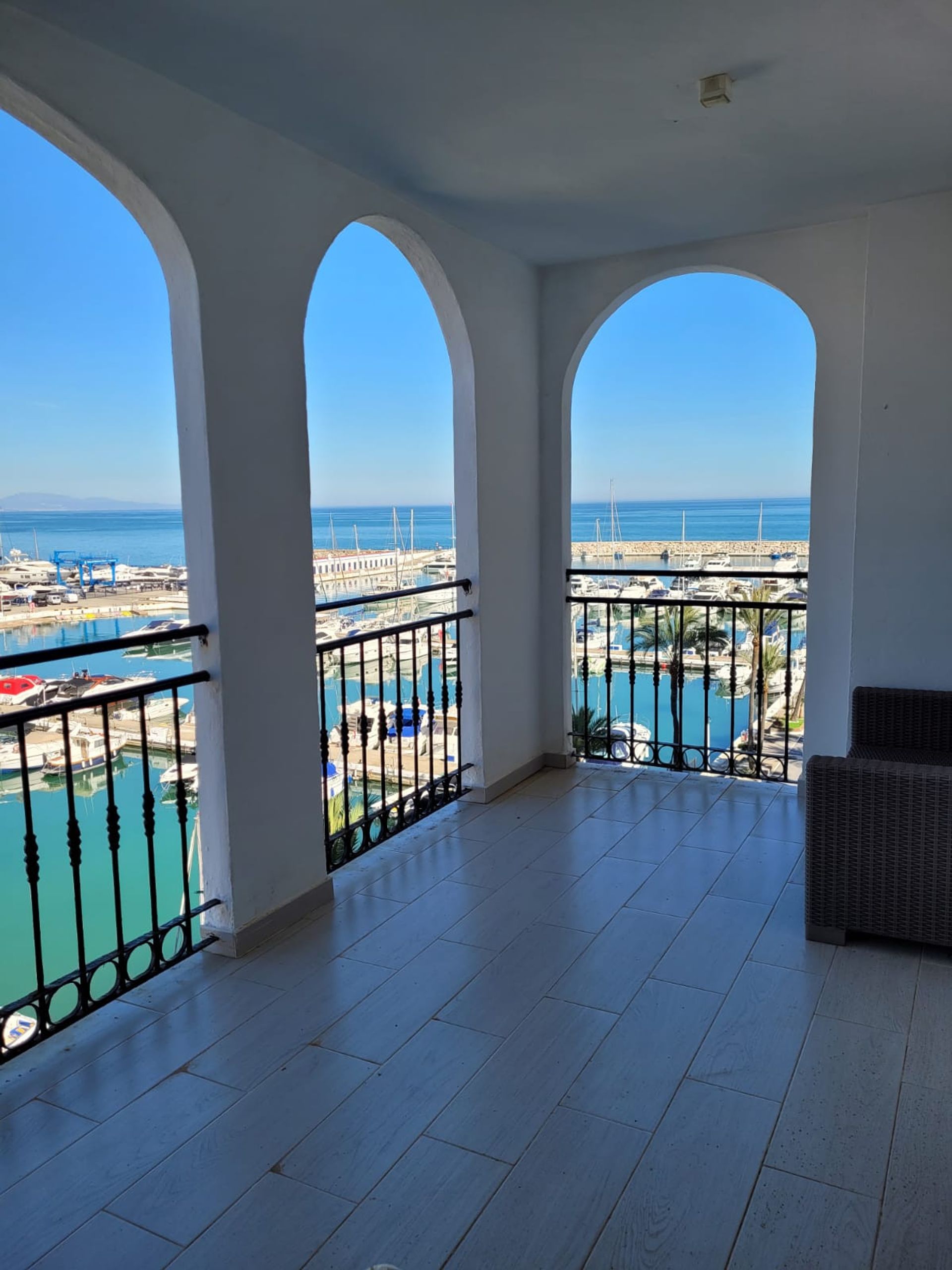 Condominio en Puerto de la Duquesa, Andalusia 10941250