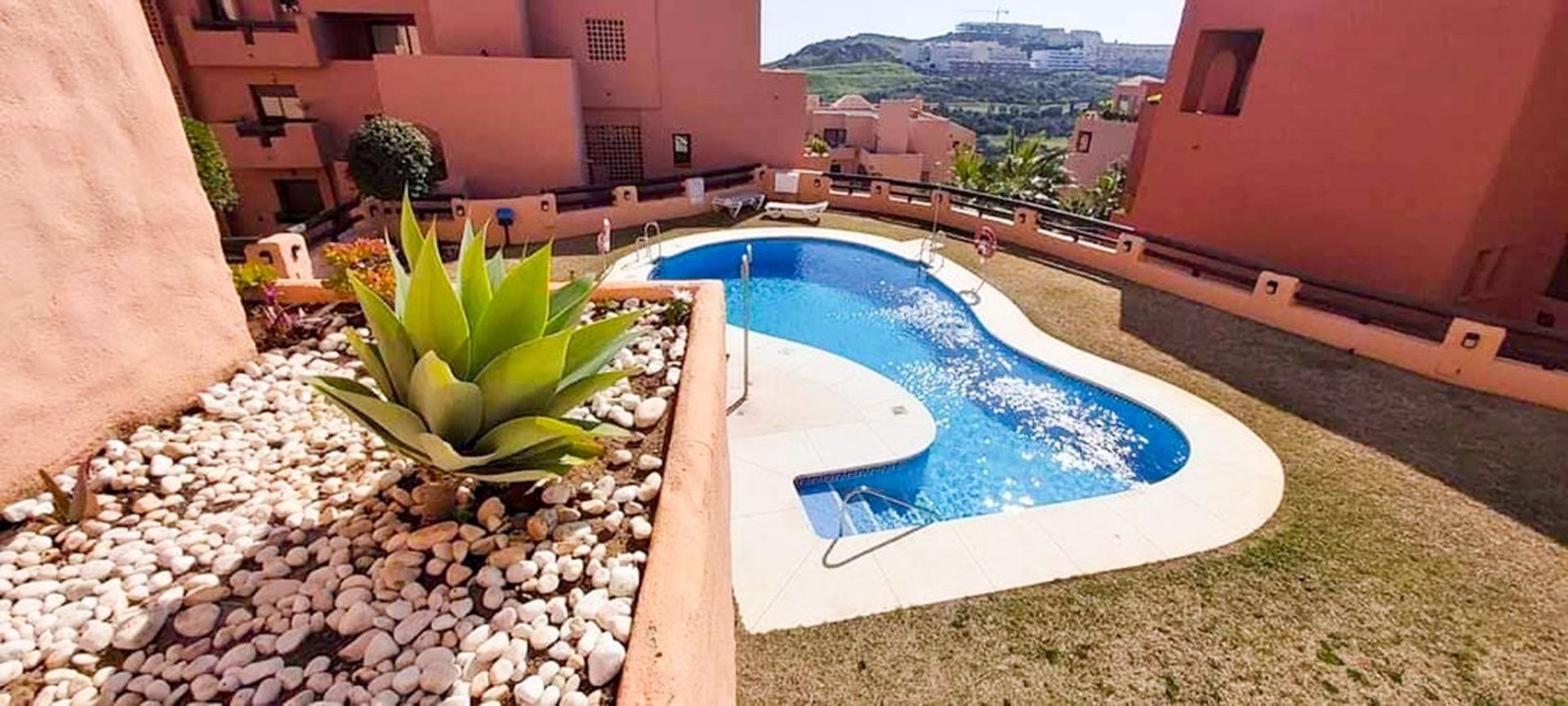 Condominium dans Puerto de la Duquesa, Andalusia 10941477