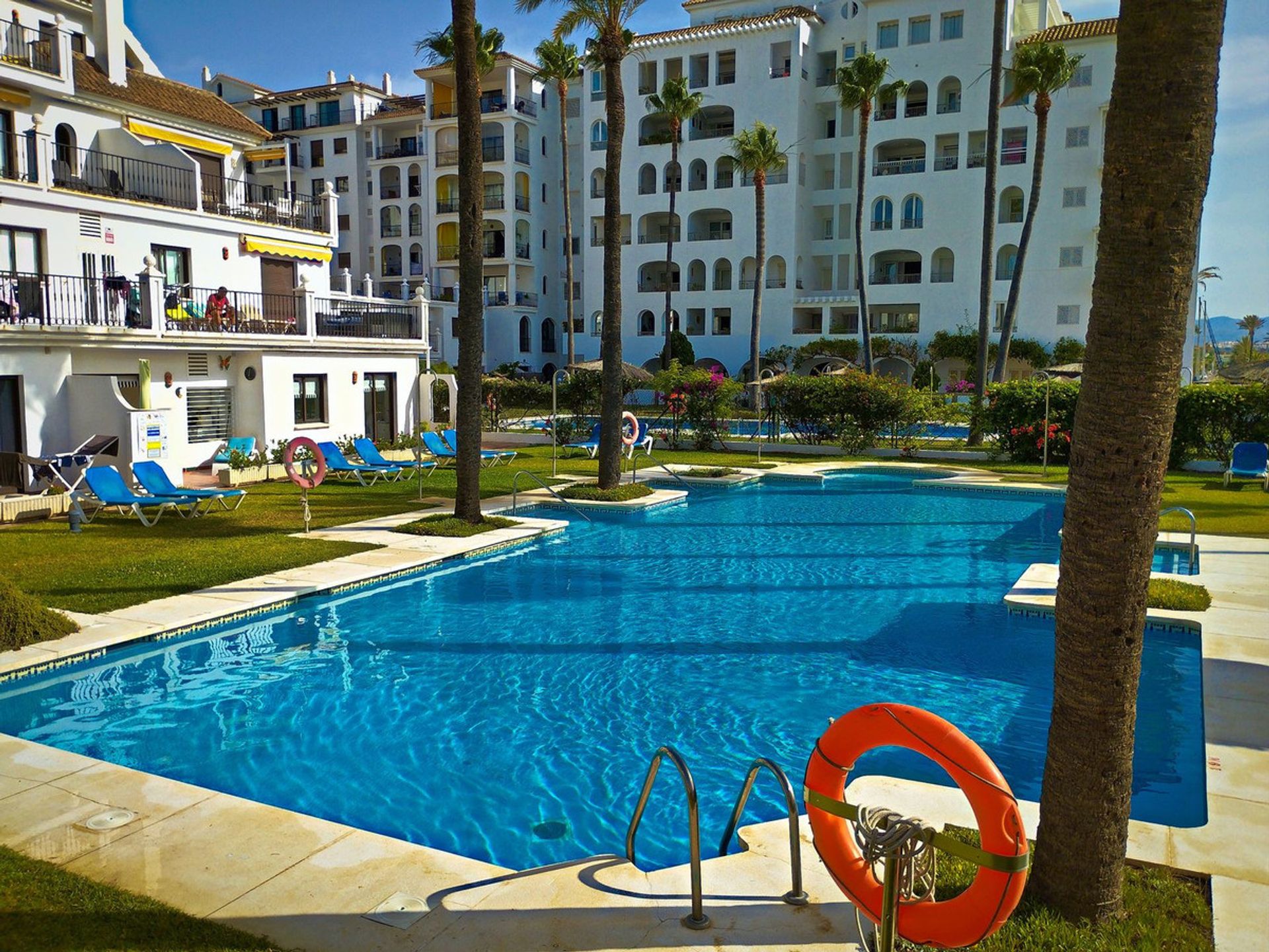 Condominium in Puerto de la Duquesa, Andalusia 10941500