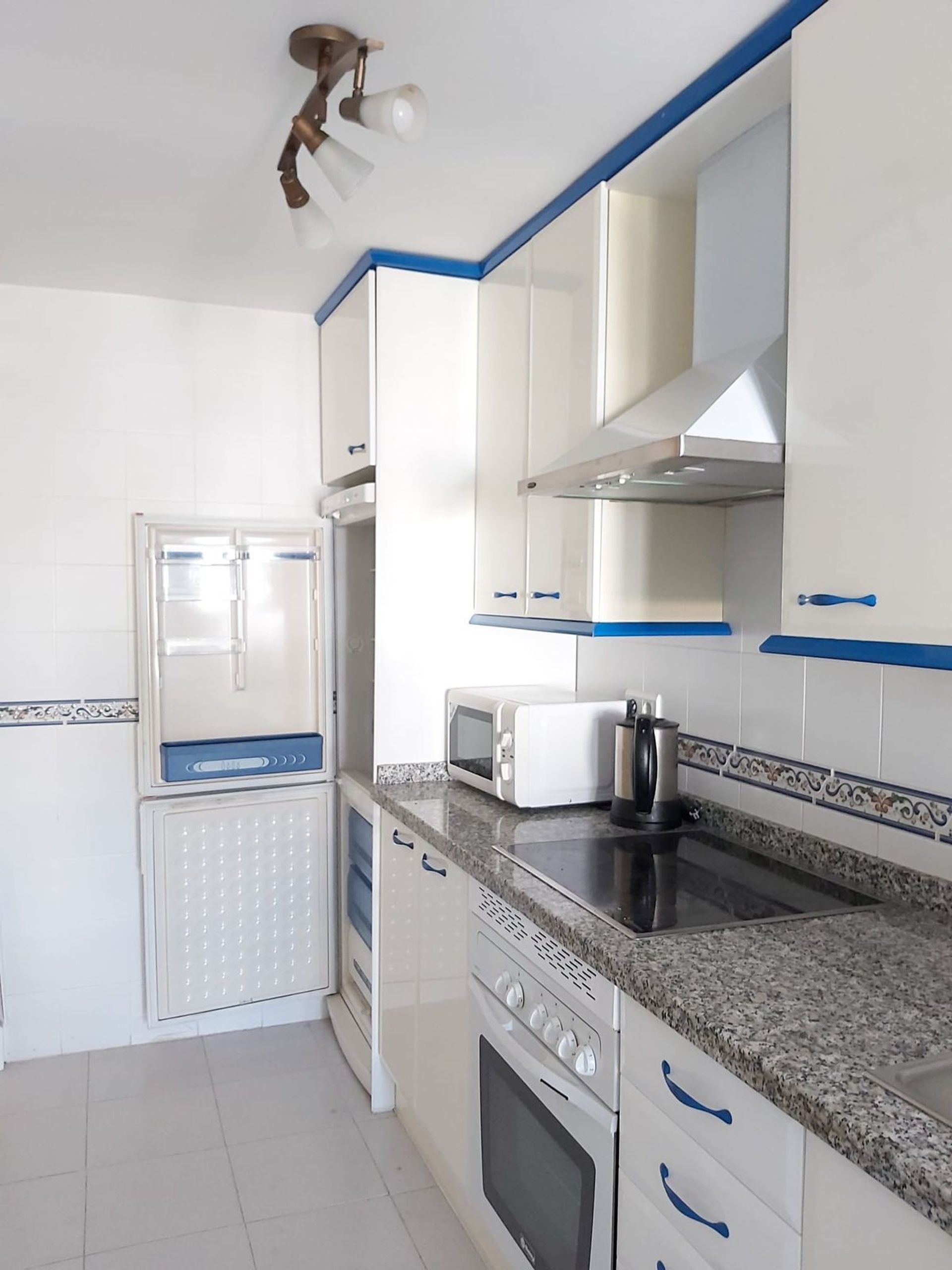 Condominio nel Puerto de la Duquesa, Andalusia 10941502