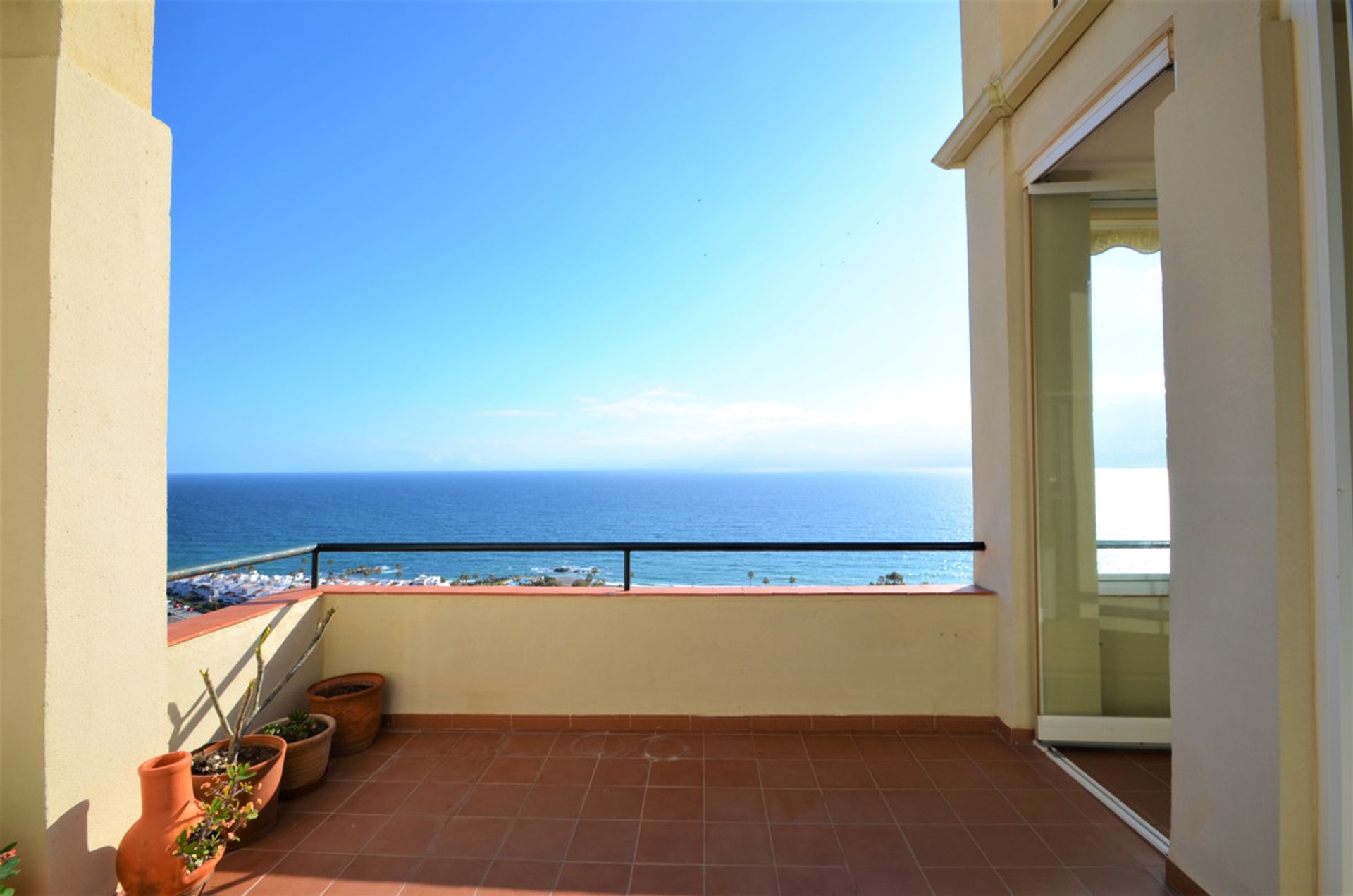 Condominio nel Puerto de la Duquesa, Andalusia 10942182