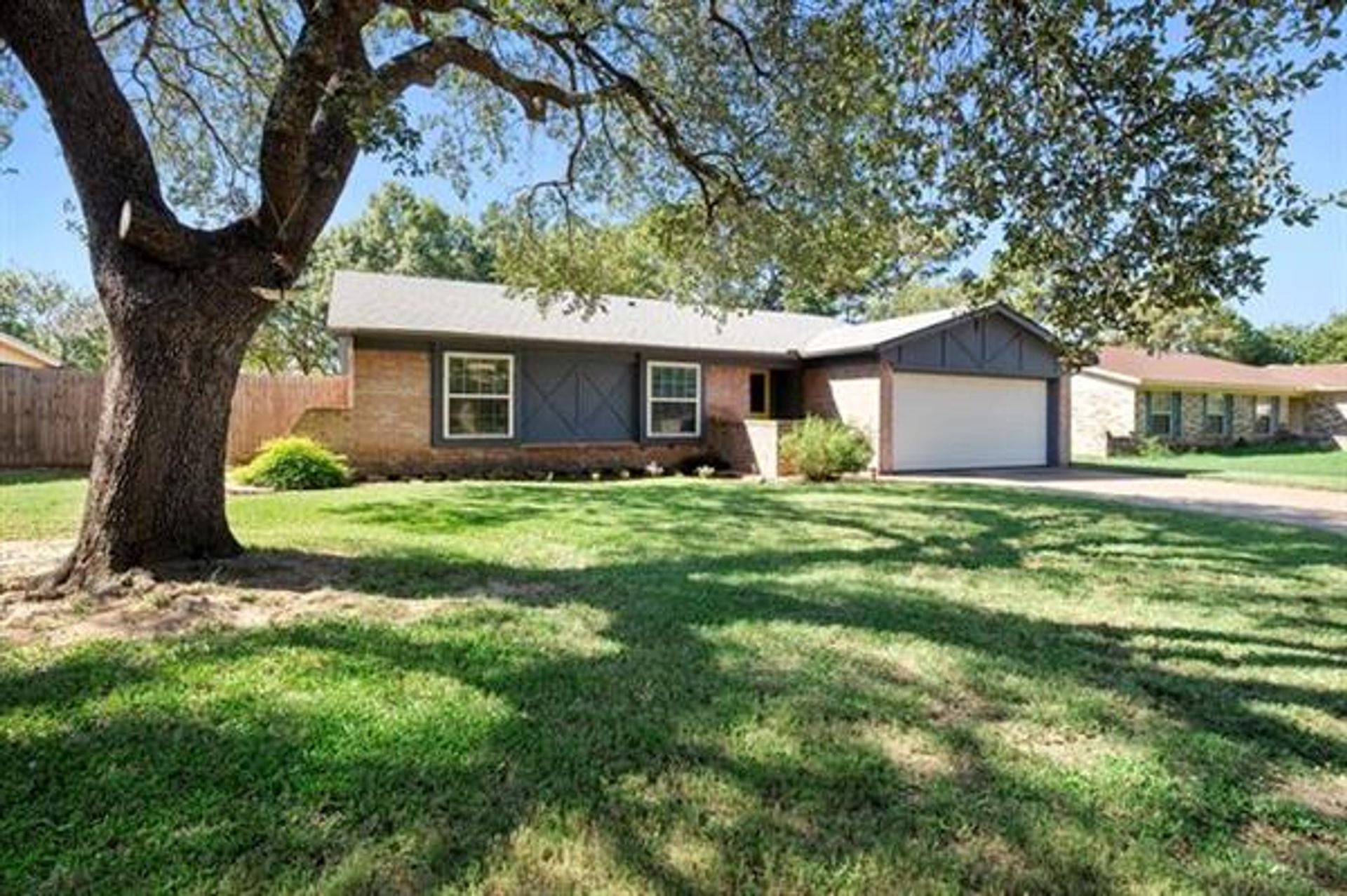 House in Dalworthington Gardens, Texas 10942951