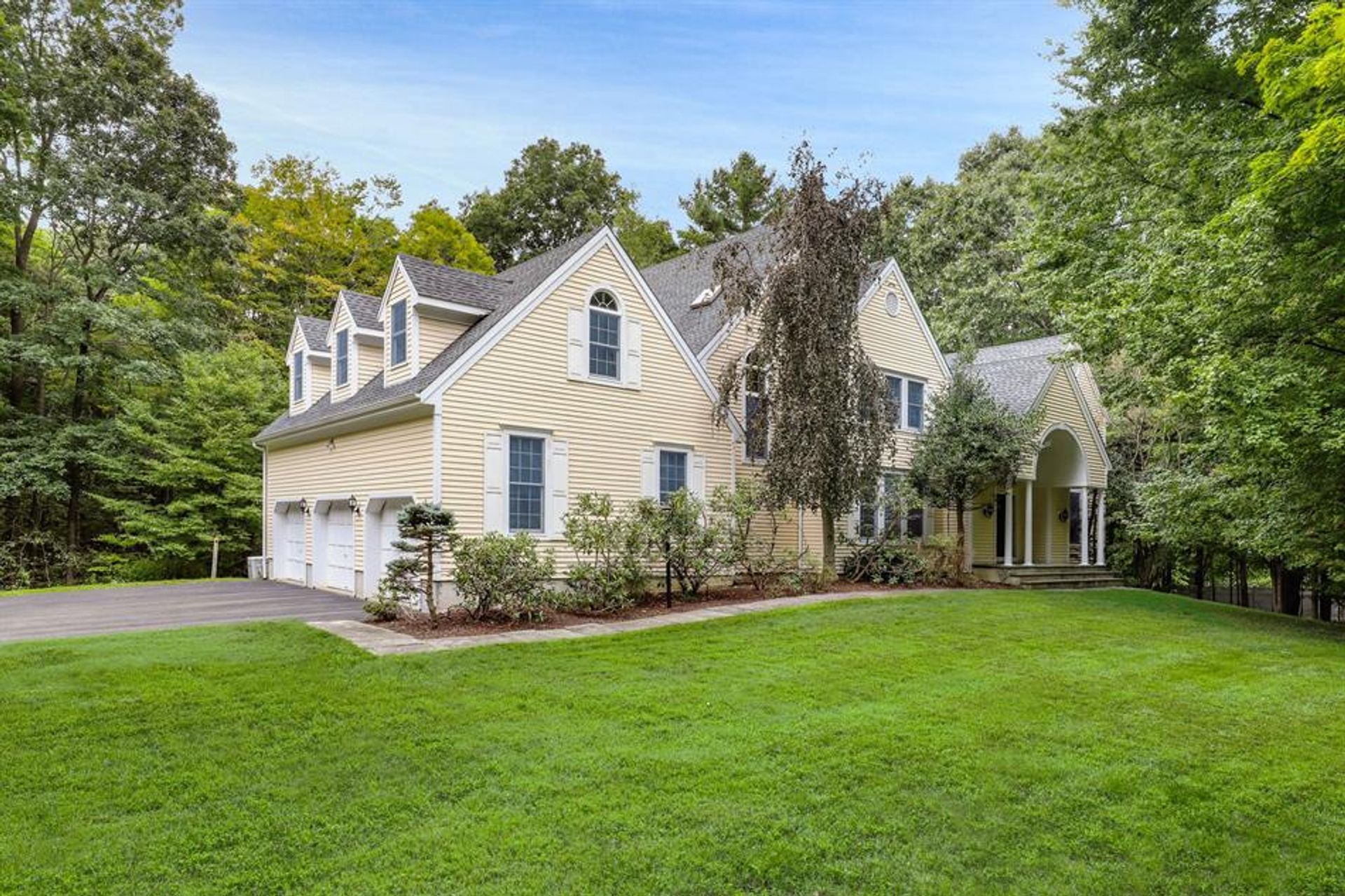 House in Pound Ridge, New York 10945152